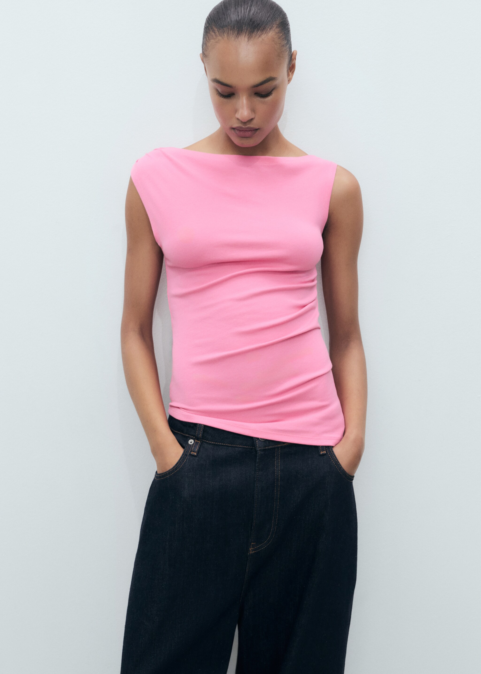 Fitted top with gathered shoulder - Plano médio
