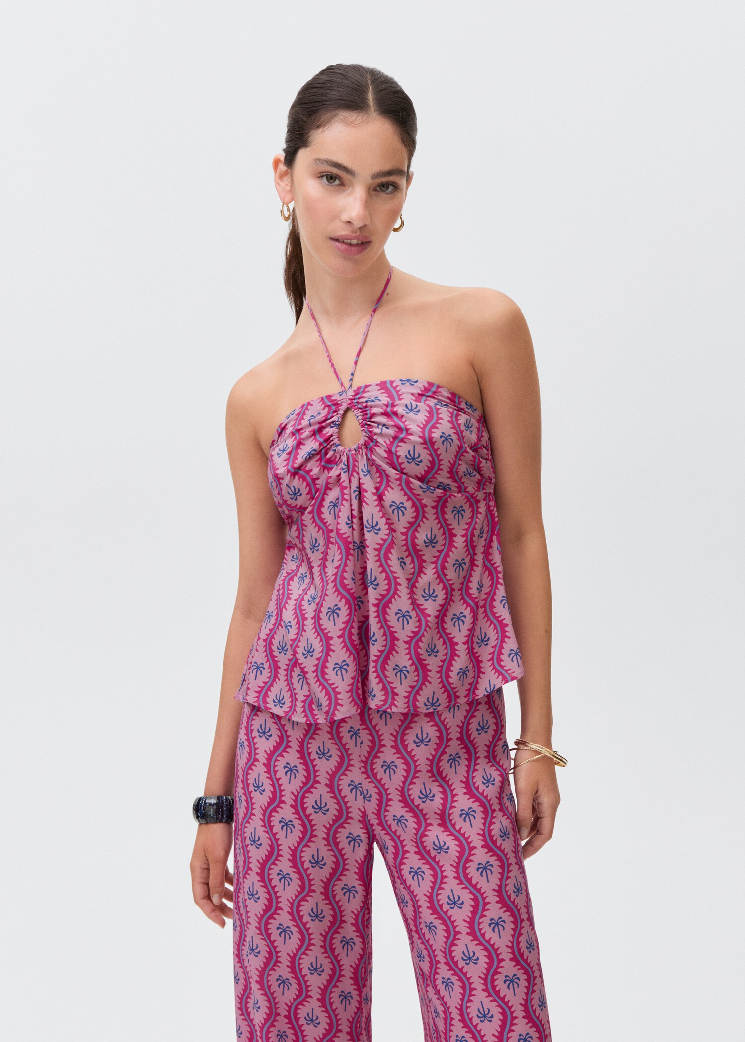 Top estampado cuello halter - Plano medio