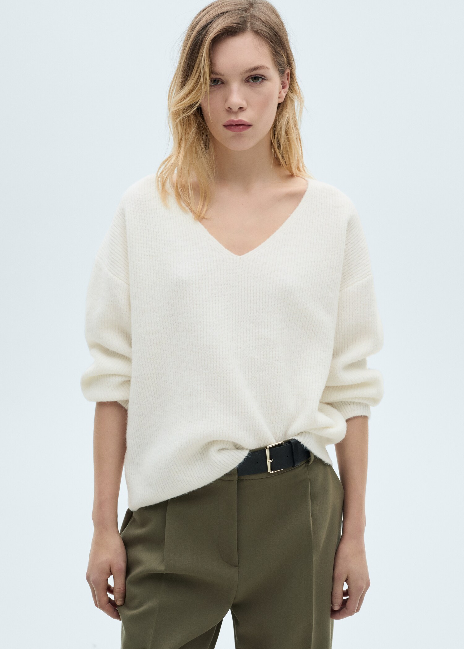 V-neck knit sweater - Medium plane
