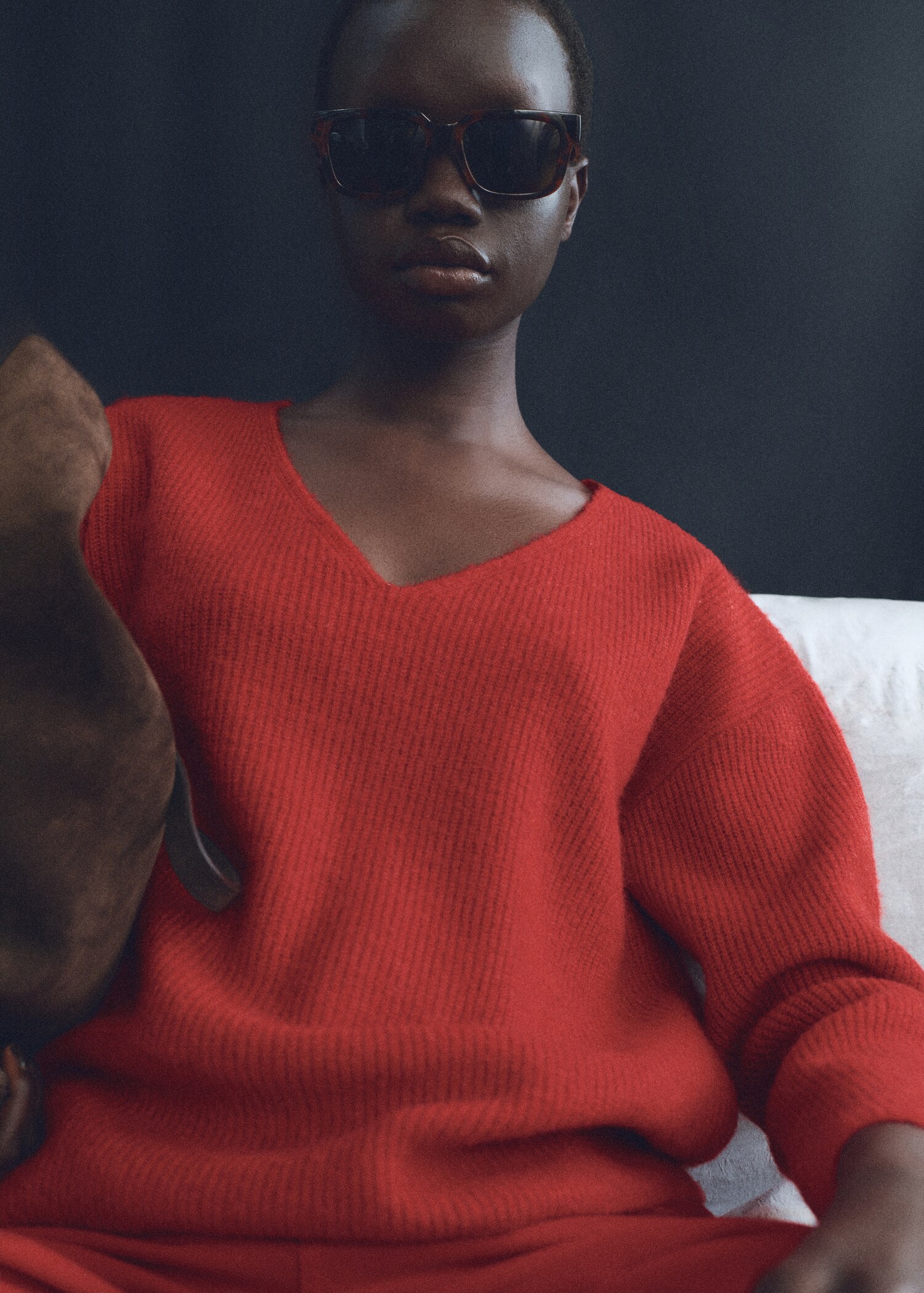 V-neck knit sweater - Details of the article 1
