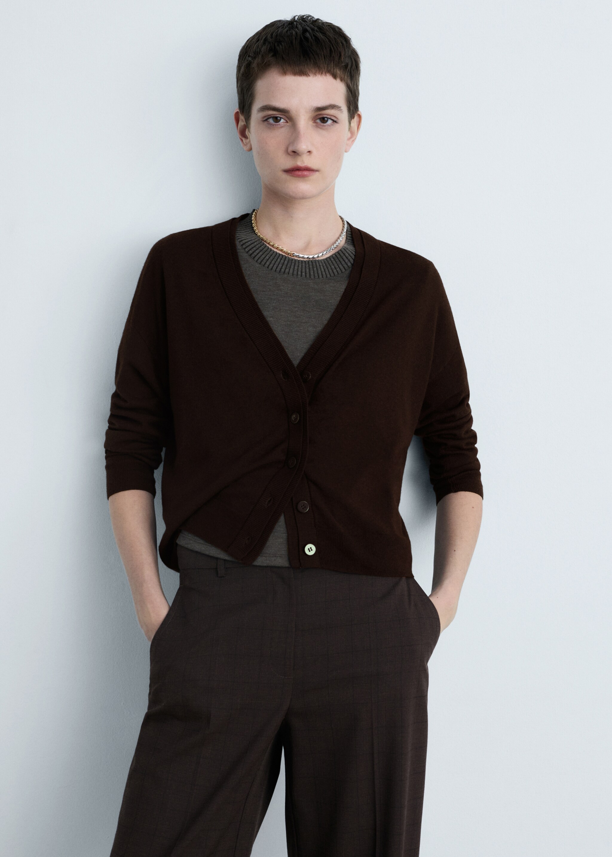 V-neck knitted cardigan - Medium plane