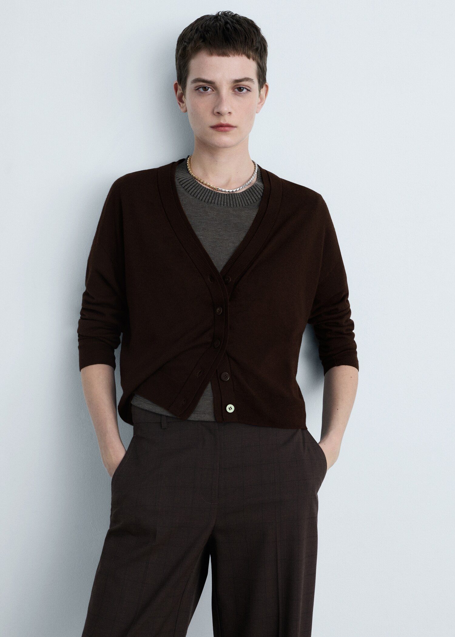 V-neck knitted cardigan - Medium plane