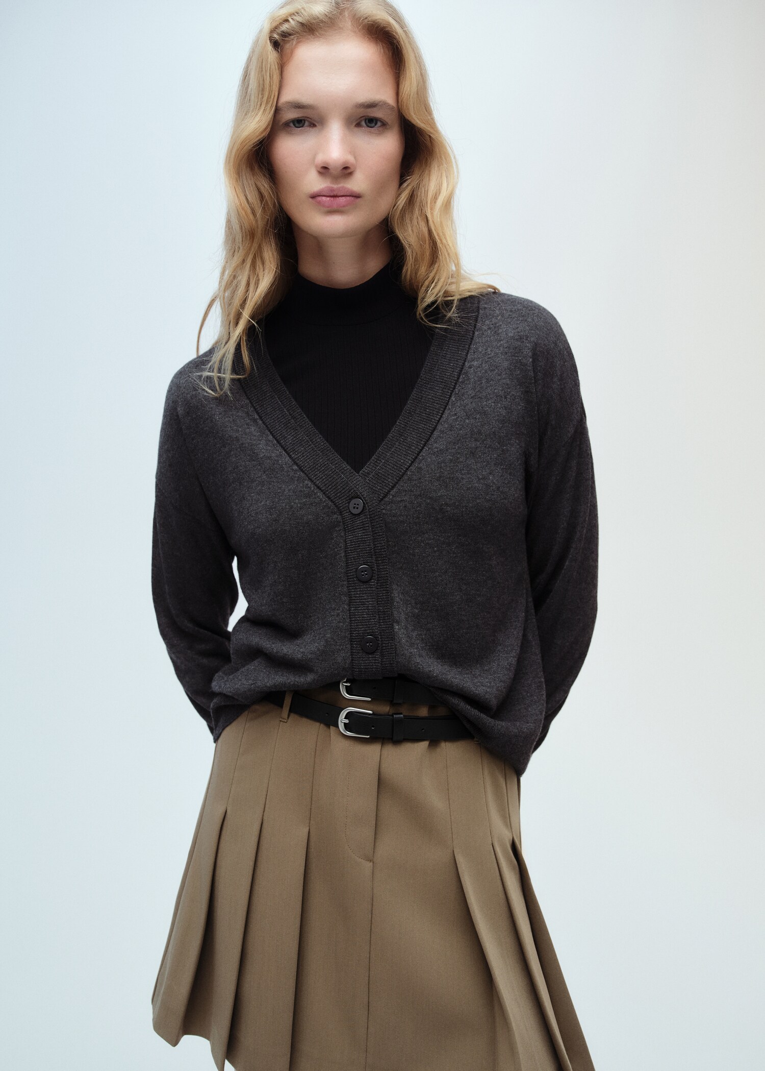 V-neck knitted cardigan - Medium plane