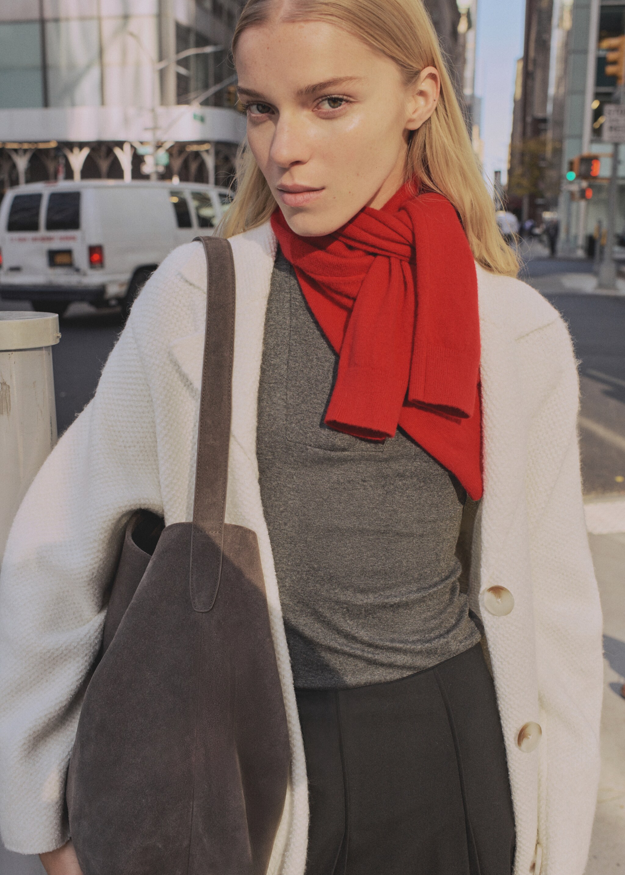Knitted coat with pockets - Medium plane, Ecru. Ref: 87090446-00.