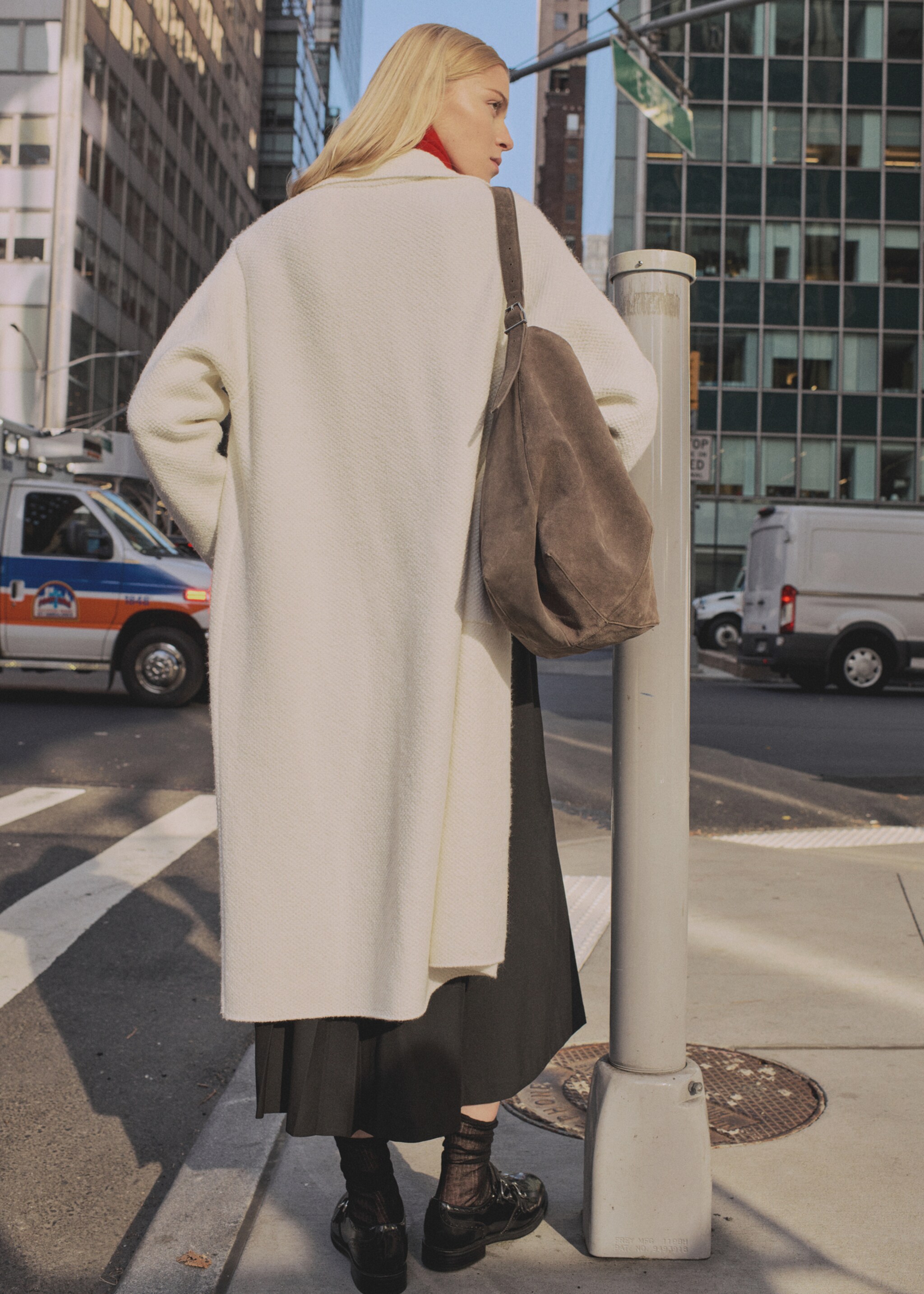 Knitted coat with pockets - Details of the article 1, Ecru. Ref: 87090446-00.