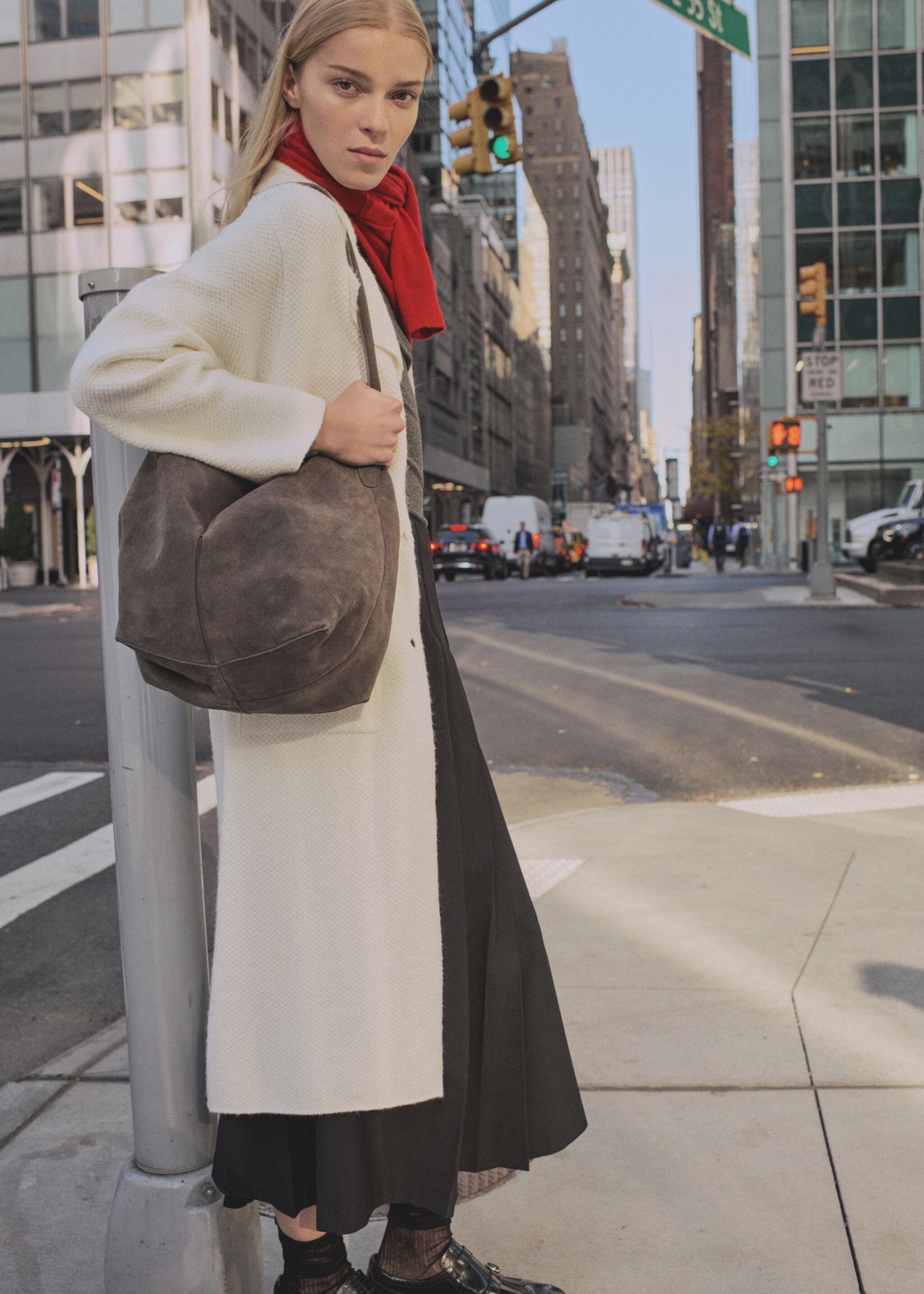Knitted coat with pockets - Details of the article 4, Ecru. Ref: 87090446-00.