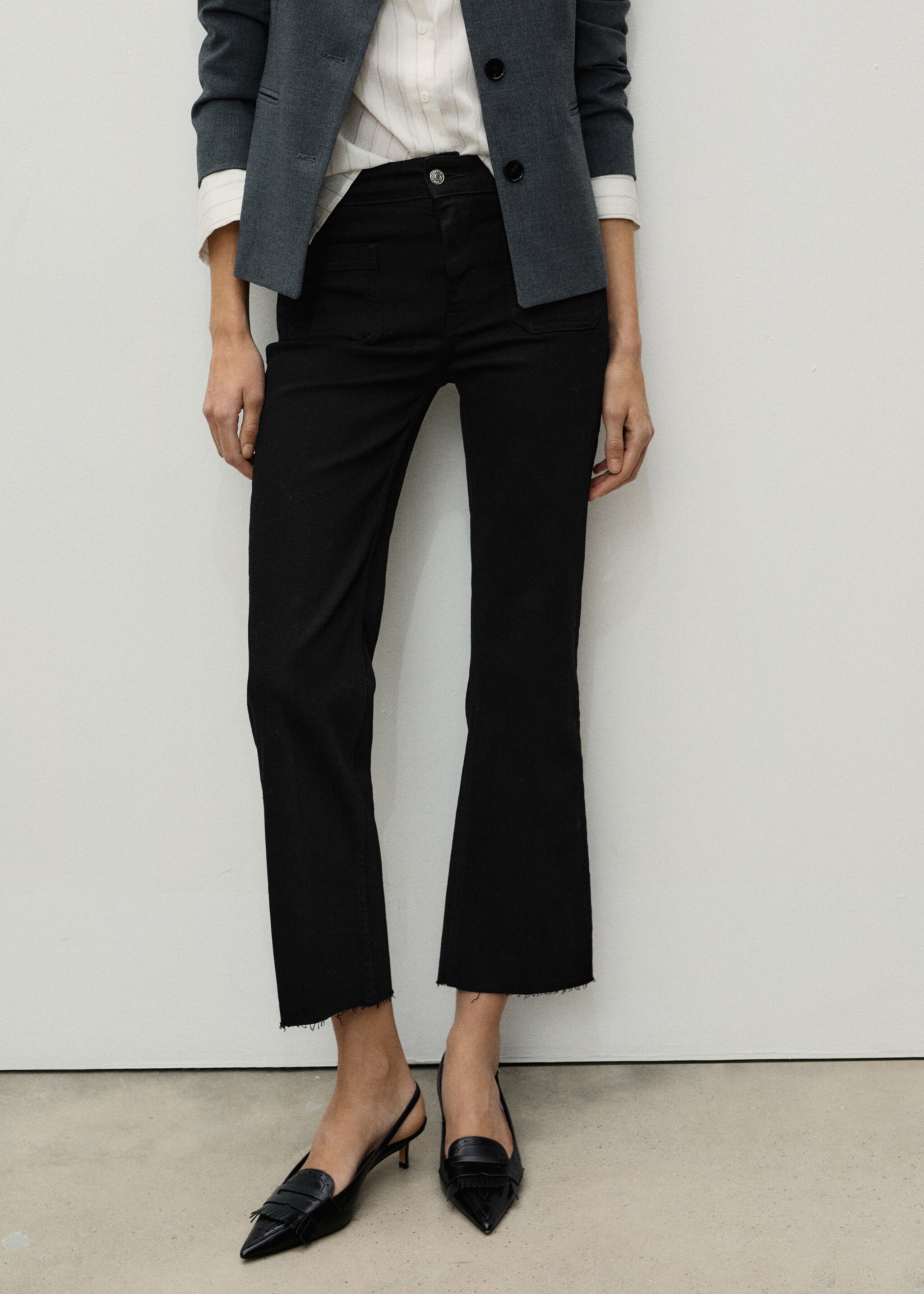 Jeans flare crop bolsillos - Plano medio