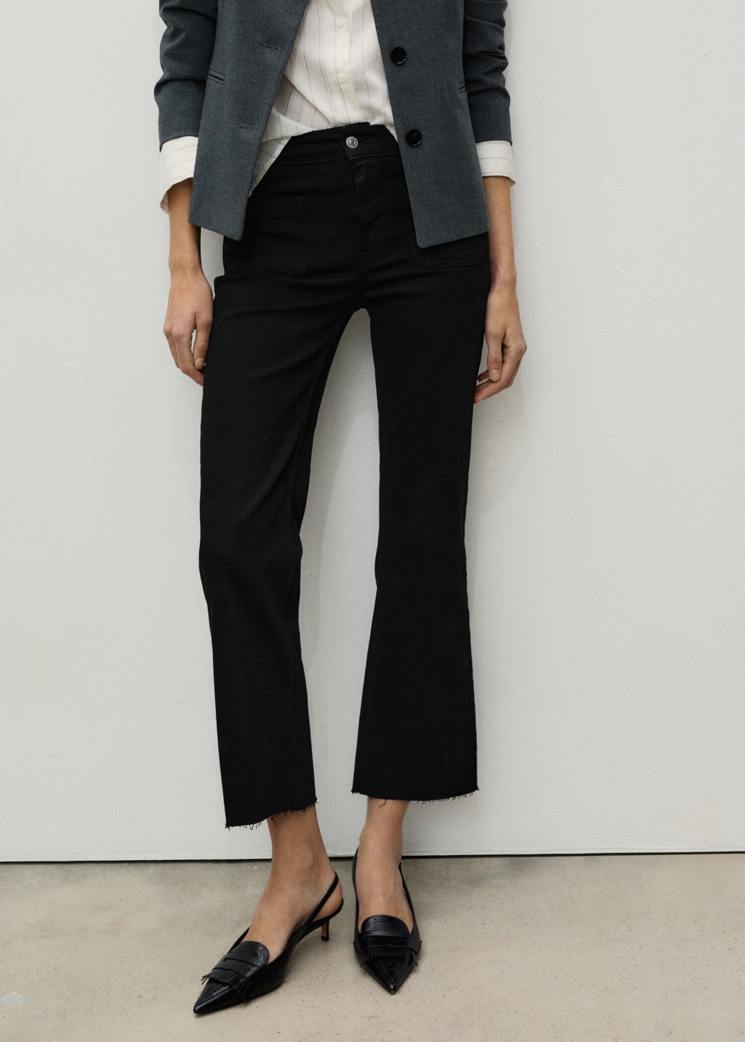 Jeans flare crop bolsillos - Plano medio