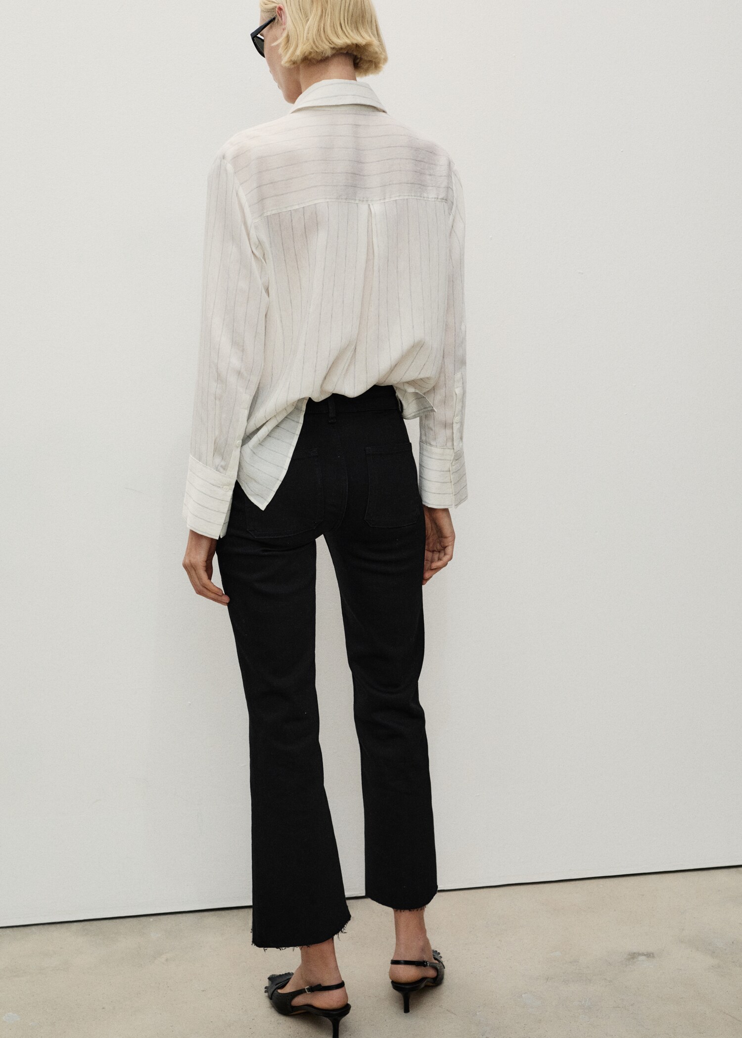 Jeans flare crop bolsillos - Reverso del artículo