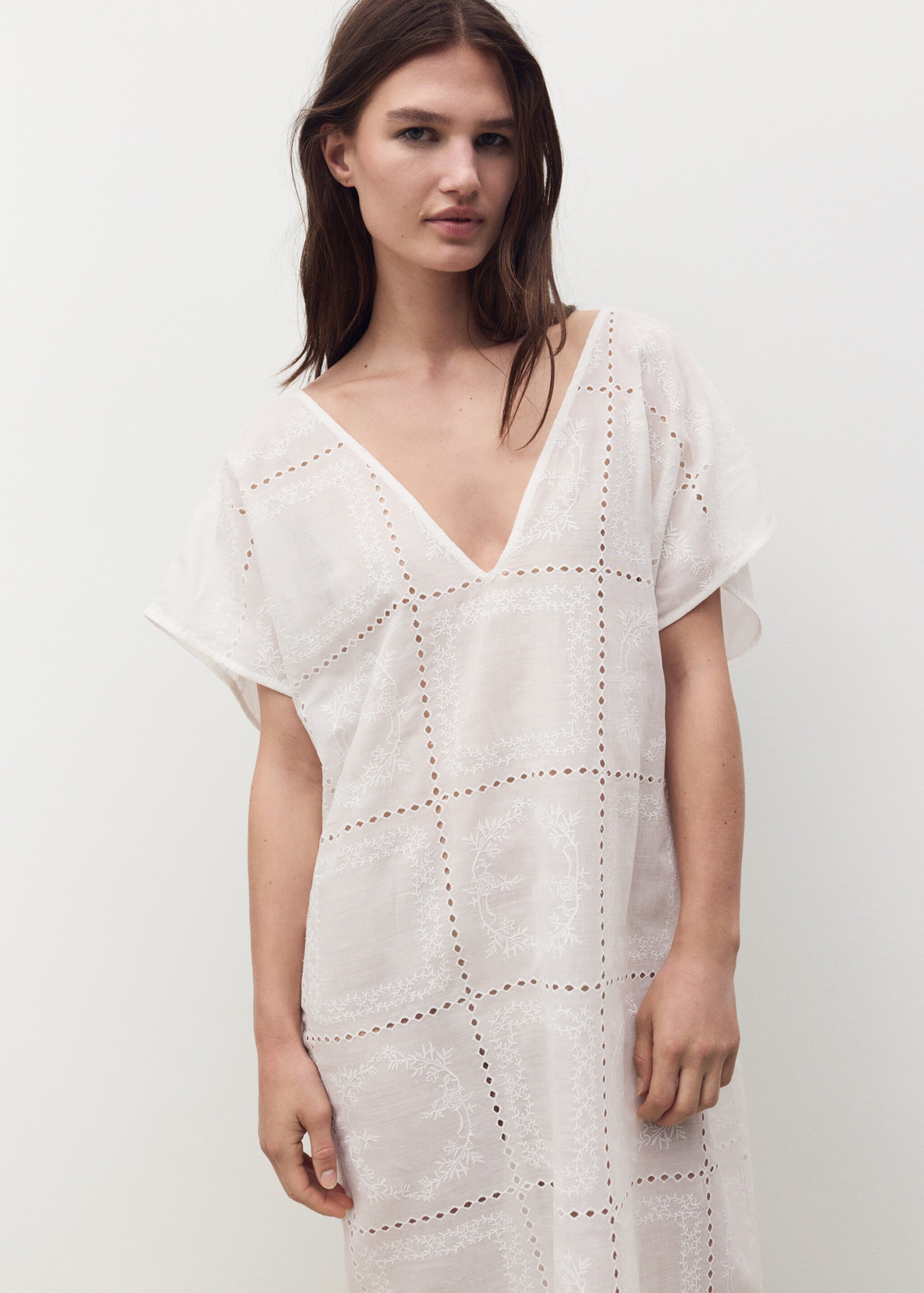 Kaftan aus 100 % Ramie mit Stickerei - Mittlere Ansicht