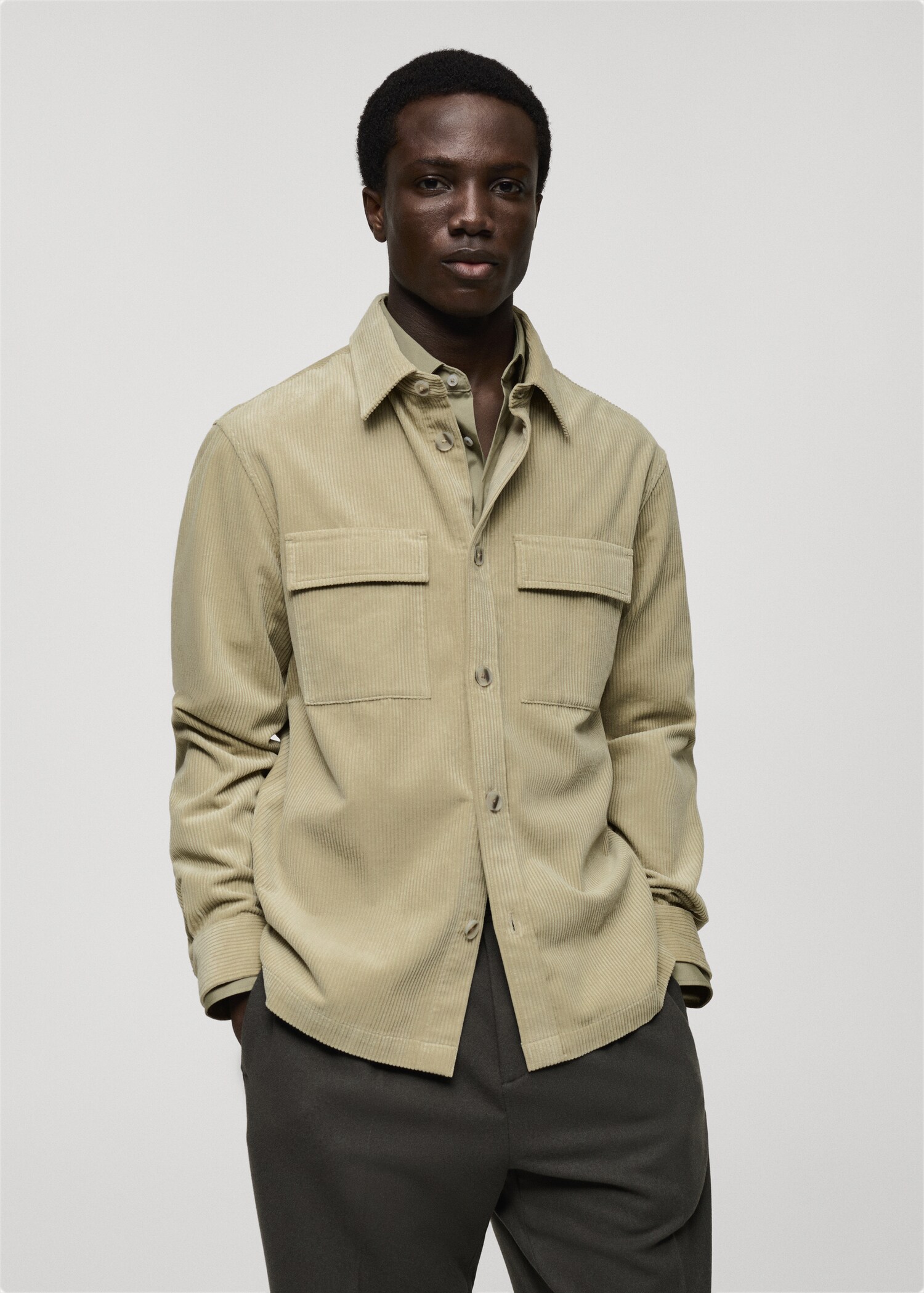 Cord-Overshirt mit Taschen - Mittlere Ansicht