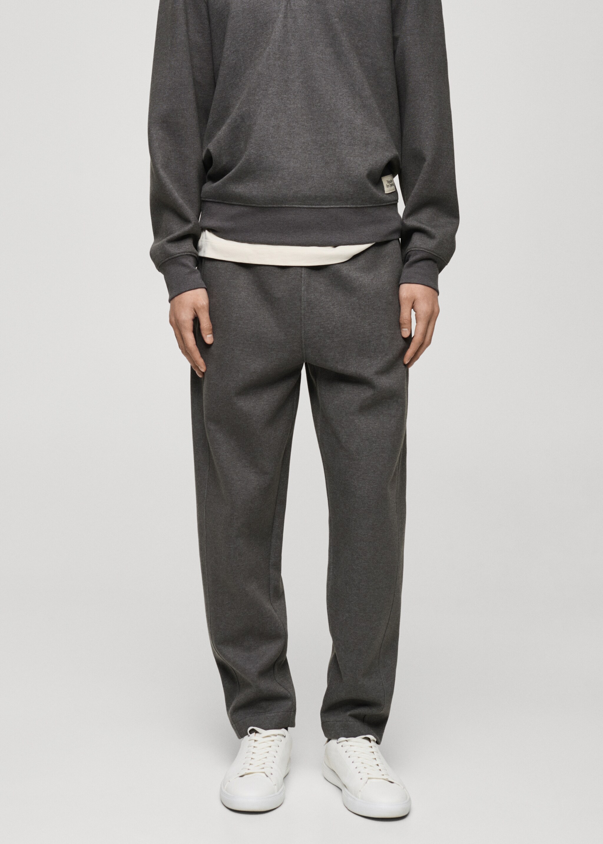 Joggers algodón detalle bordado - Plano medio