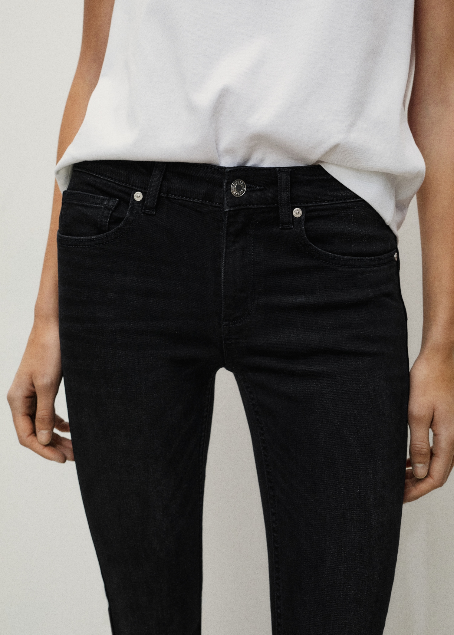 Push-up low-rise skinny jeans
