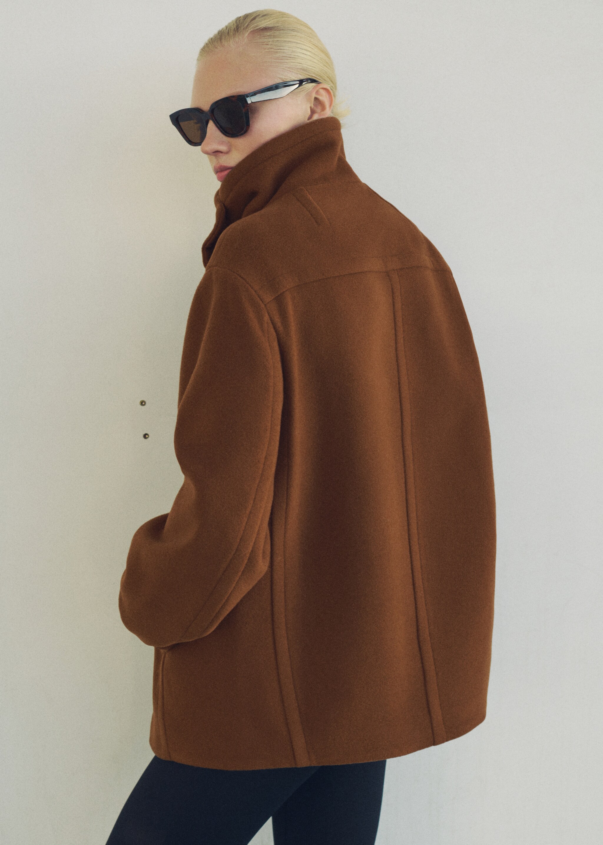 Short double-breasted wool coat - Reverse of the article