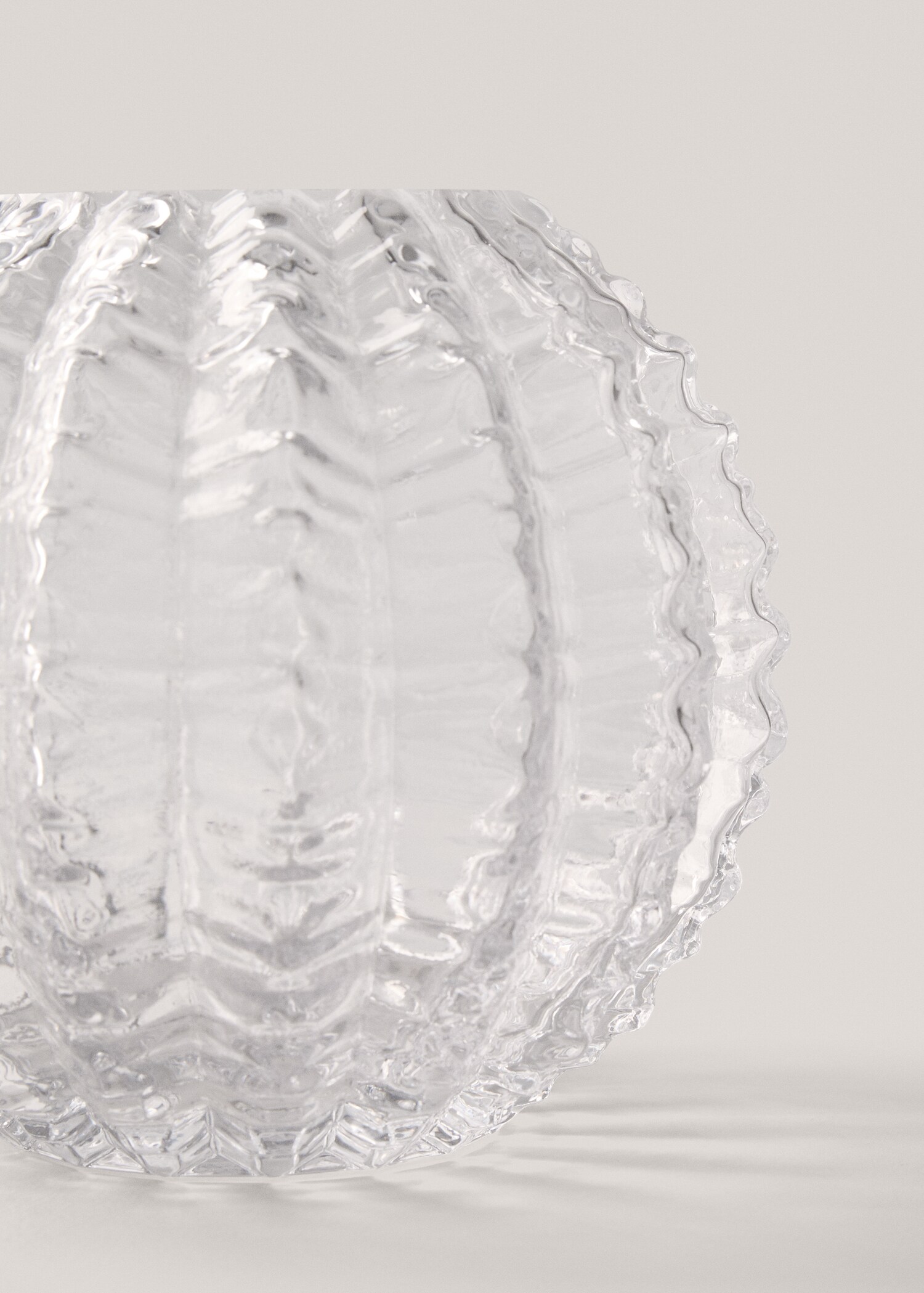 Round glass vase with relief - Details of the article 2