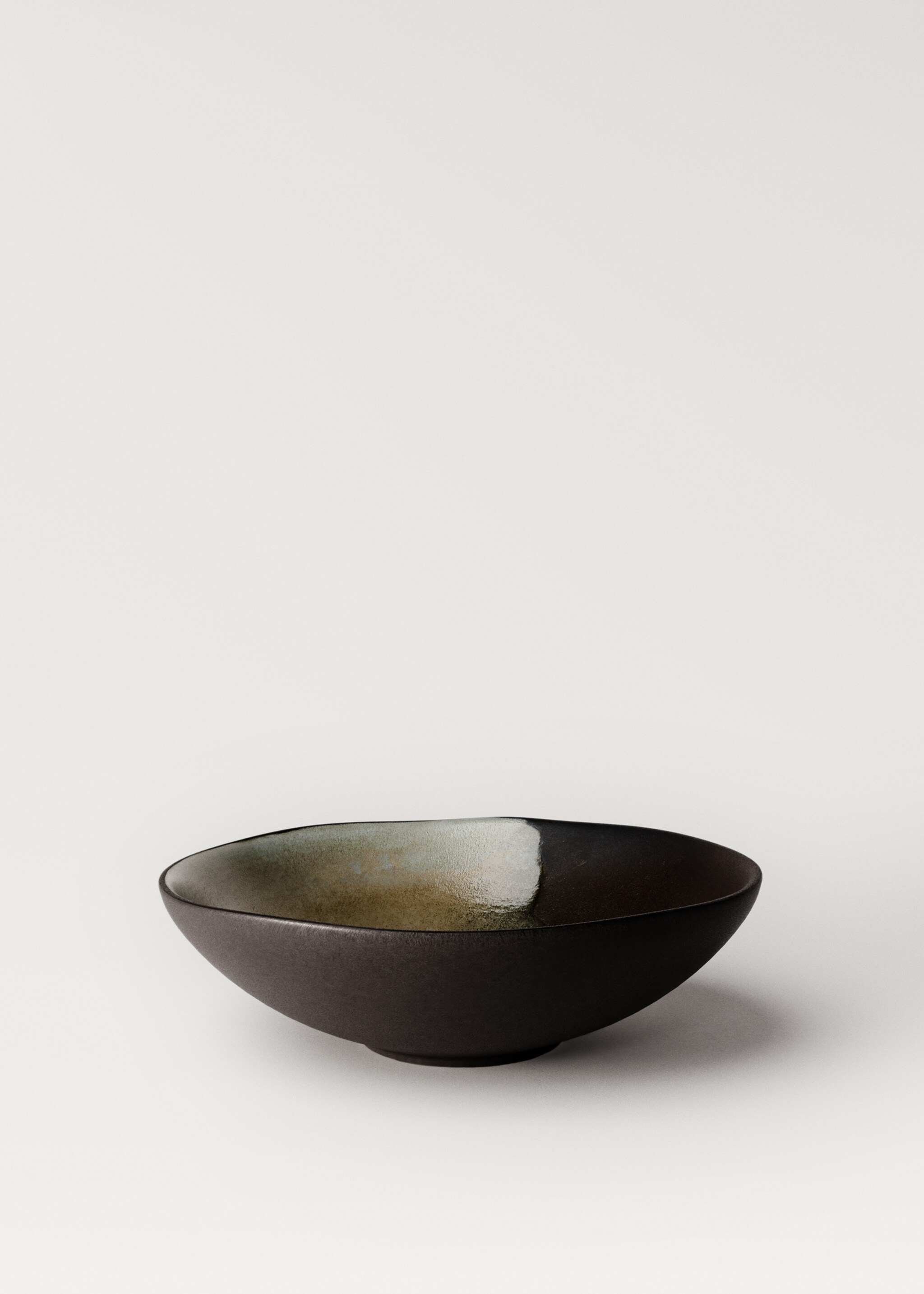 Large two-coloured stoneware bowl - Details of the article 2