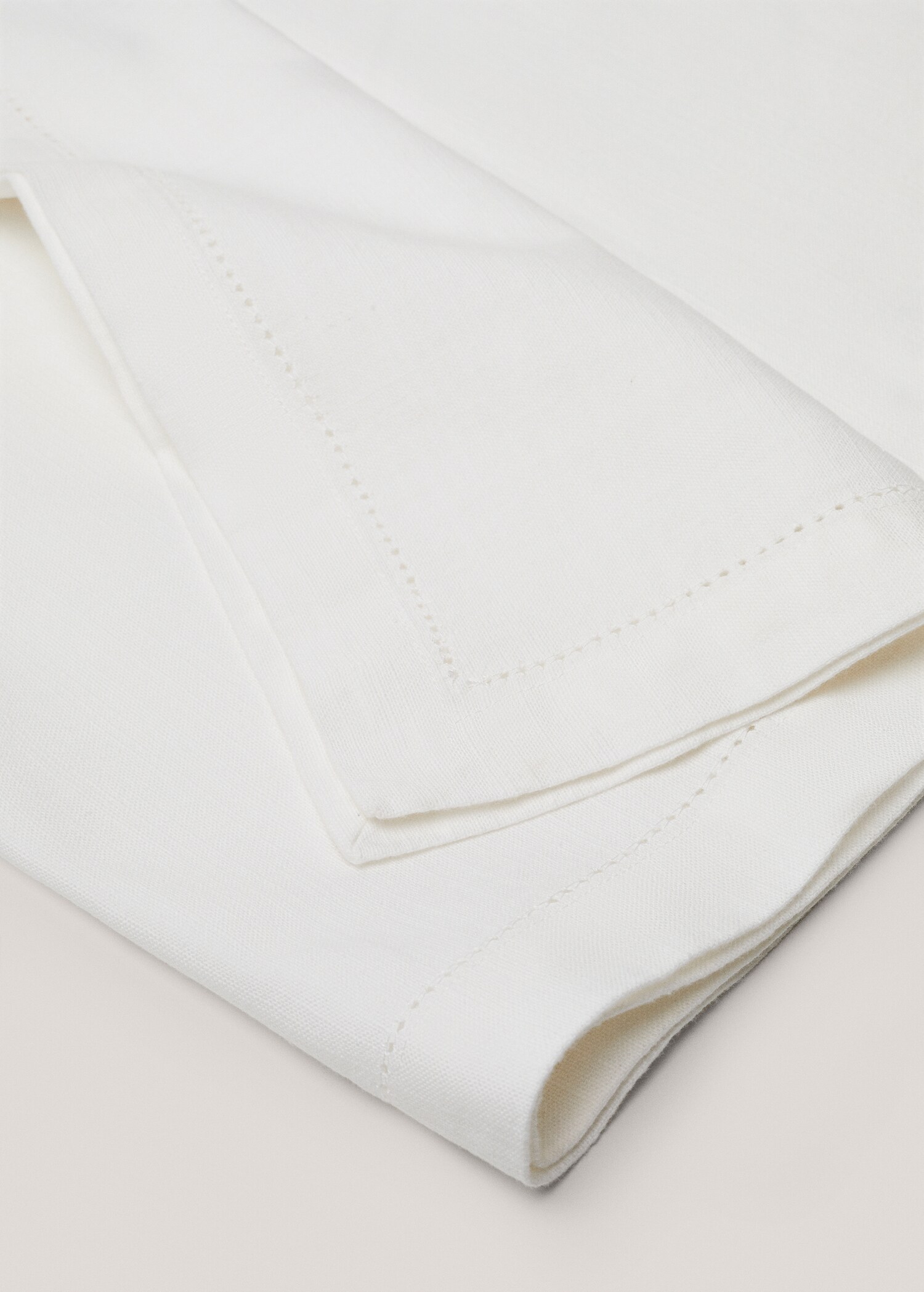Cotton table runner with hemstitch detail - Details of the article 1
