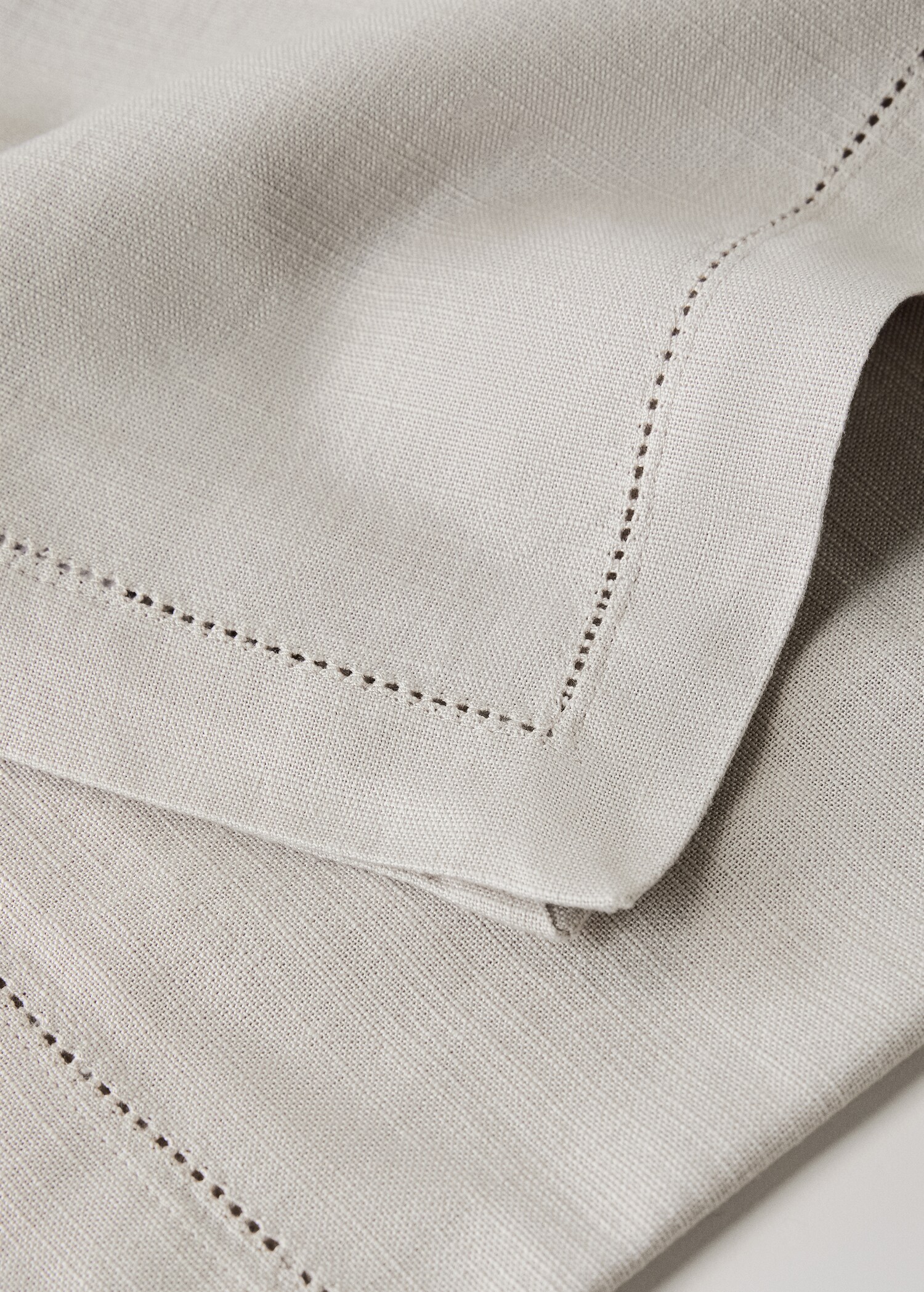Cotton table runner with hemstitch detail - Details of the article 1