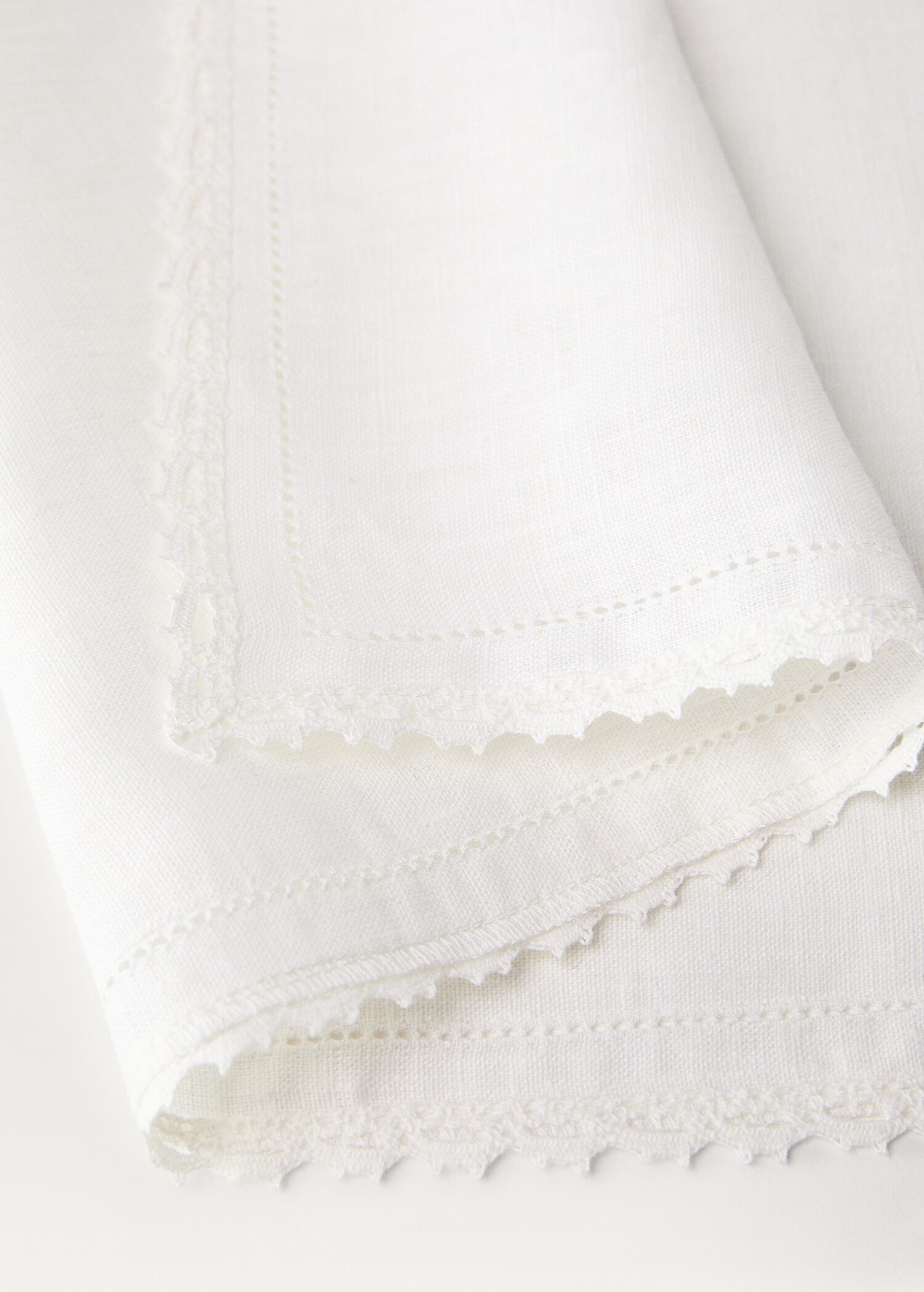 Linen placemat finished with lace - Details of the article 1