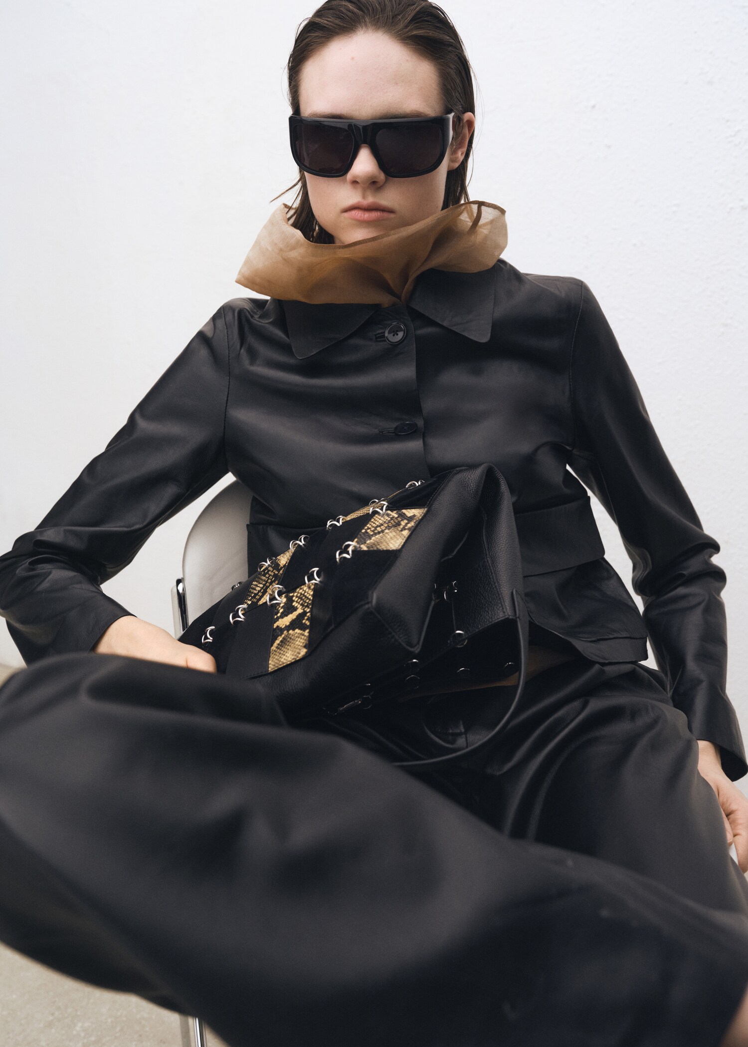 Buttoned leather jacket - Details of the article 2