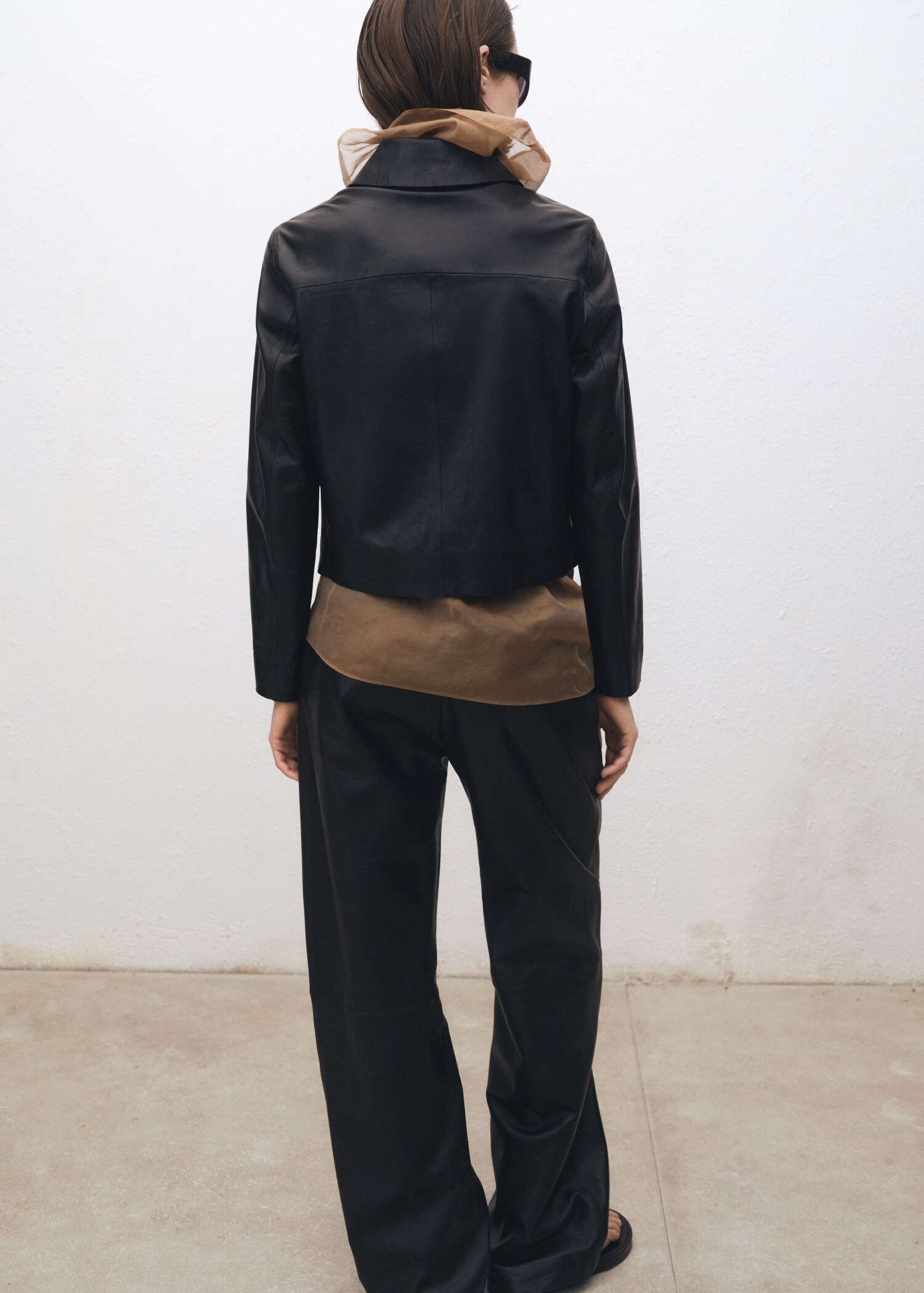 Buttoned leather jacket - Reverse of the article