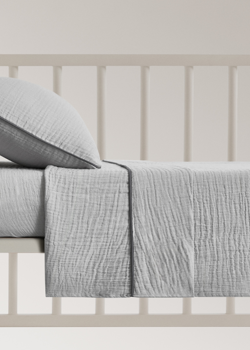 Cotton chiffon top sheet with contrast piping for cot