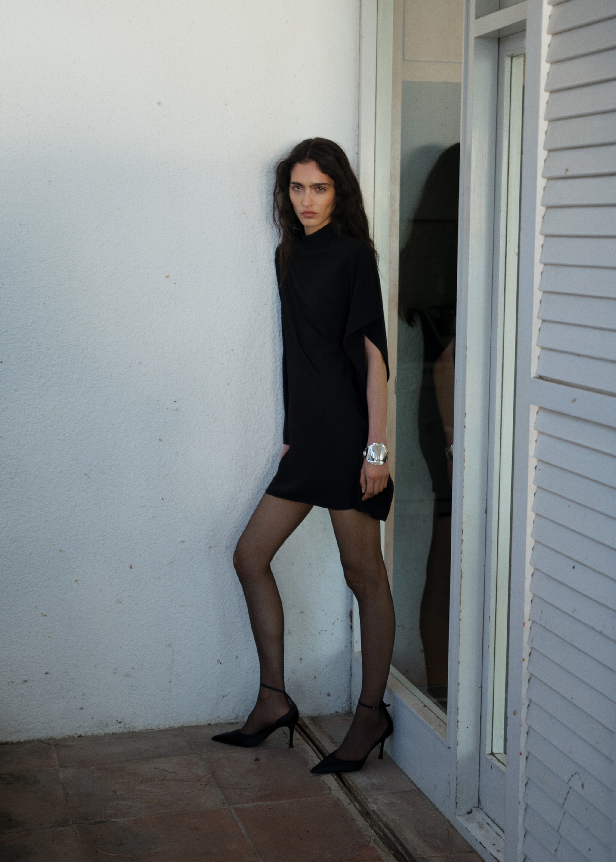 Short asymmetrical sleeve dress - Details of the article 2