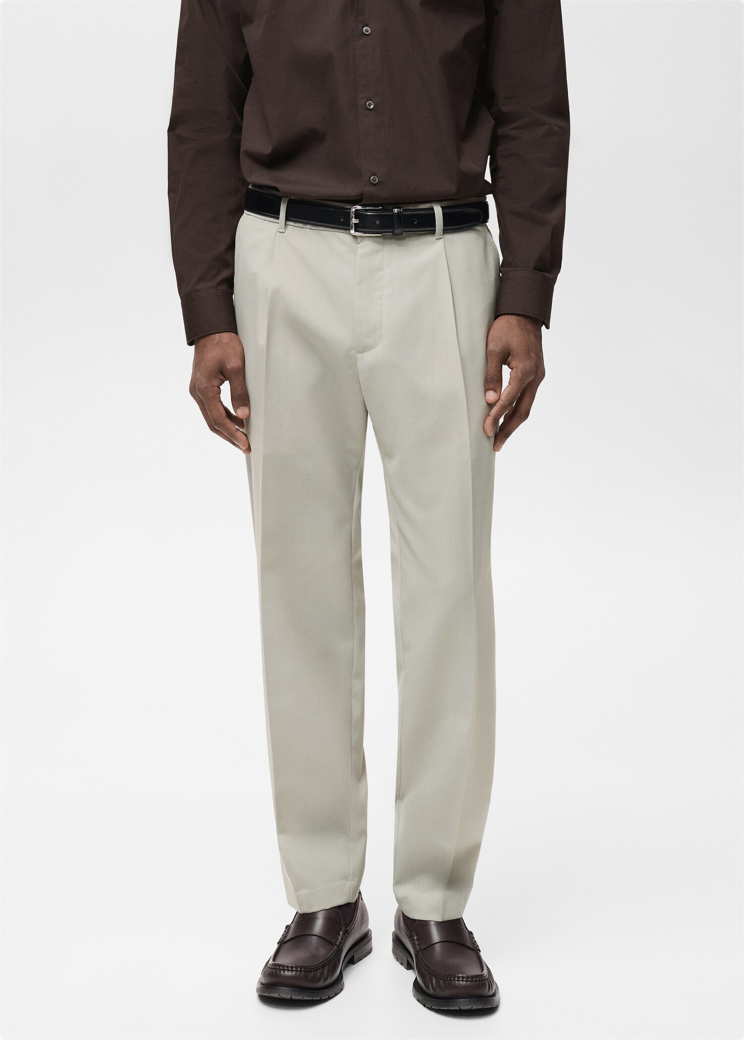 Pantalón lana fría slim fit pinzas - Plano medio