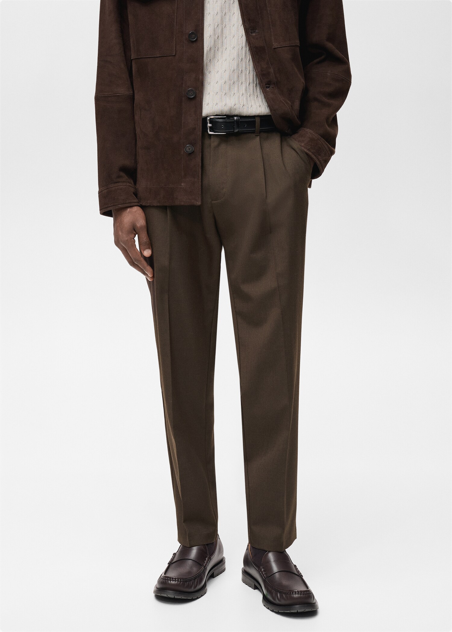 Pantalón lana fría slim fit pinzas - Plano medio