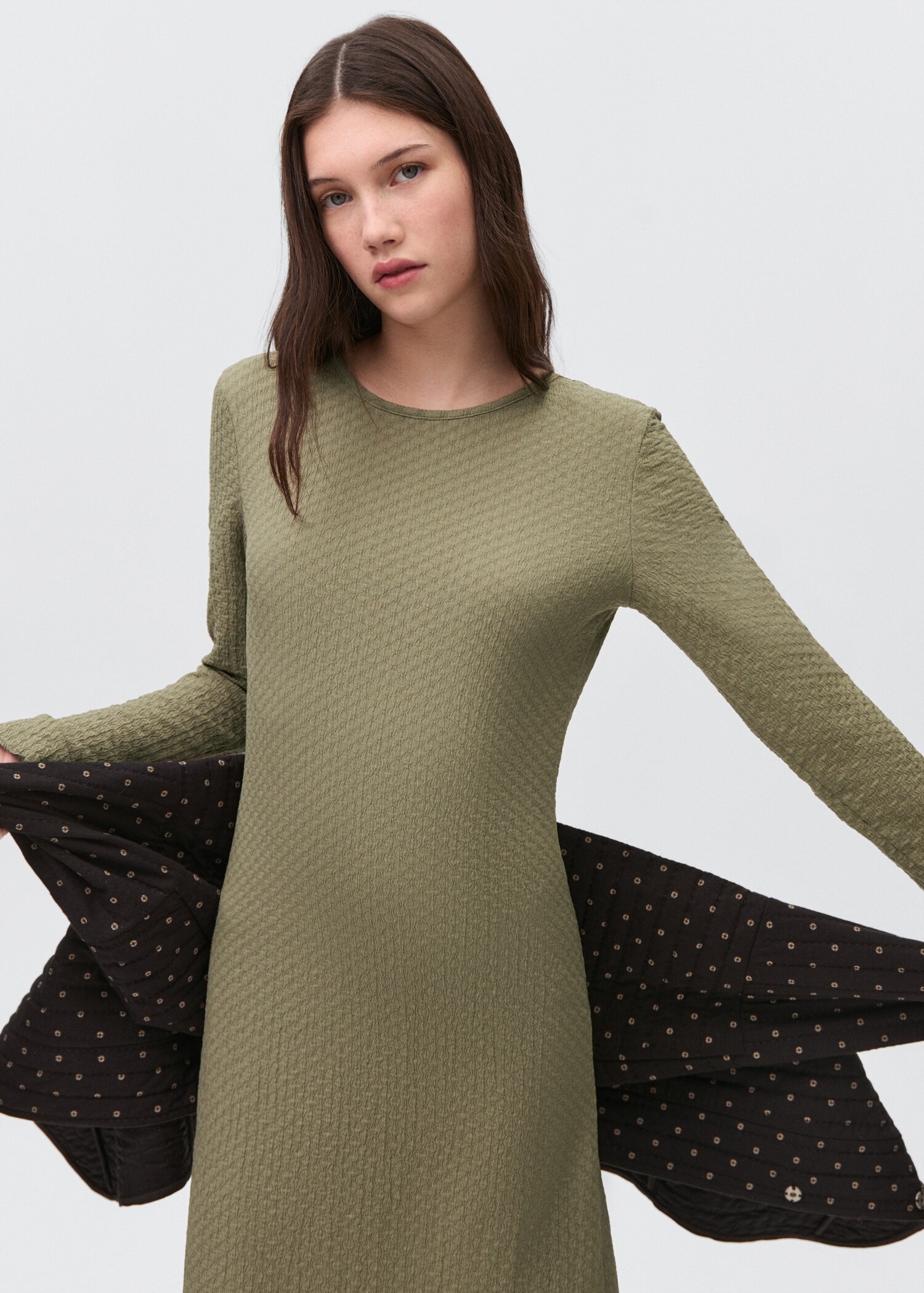 Long textured dress - Середній план