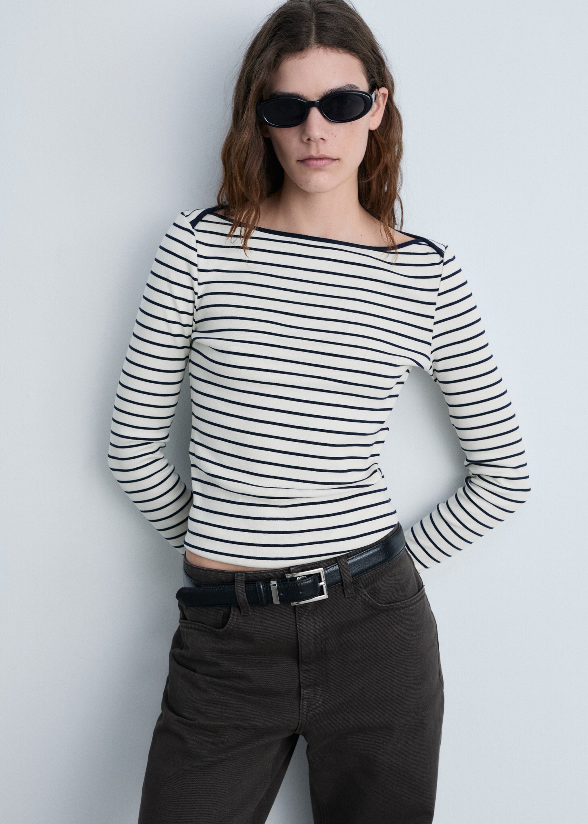 Gestreiftes T-Shirt mit Bateau-Ausschnitt - Mittlere Ansicht