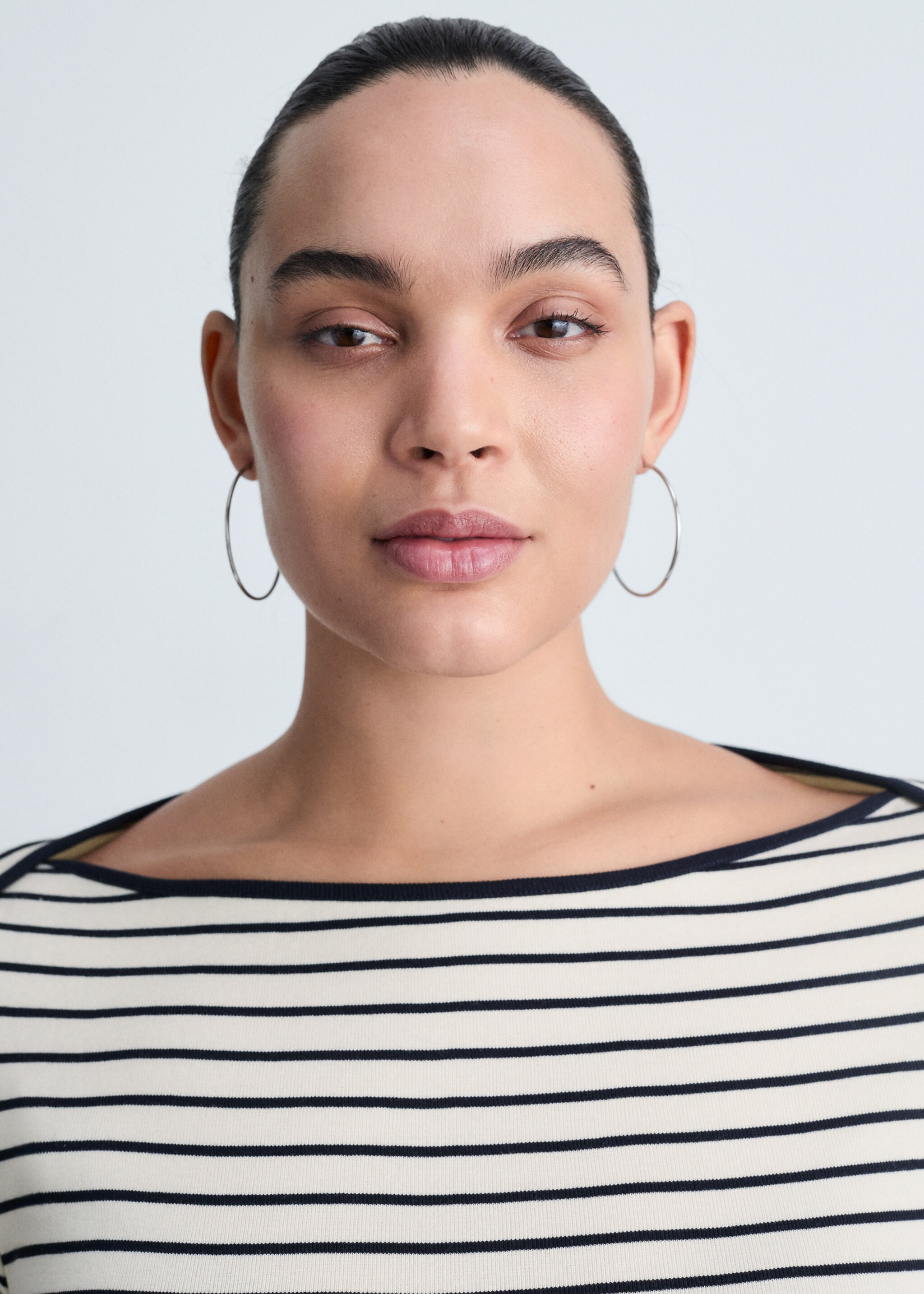 Gestreiftes T-Shirt mit Bateau-Ausschnitt - Detail des Artikels 4
