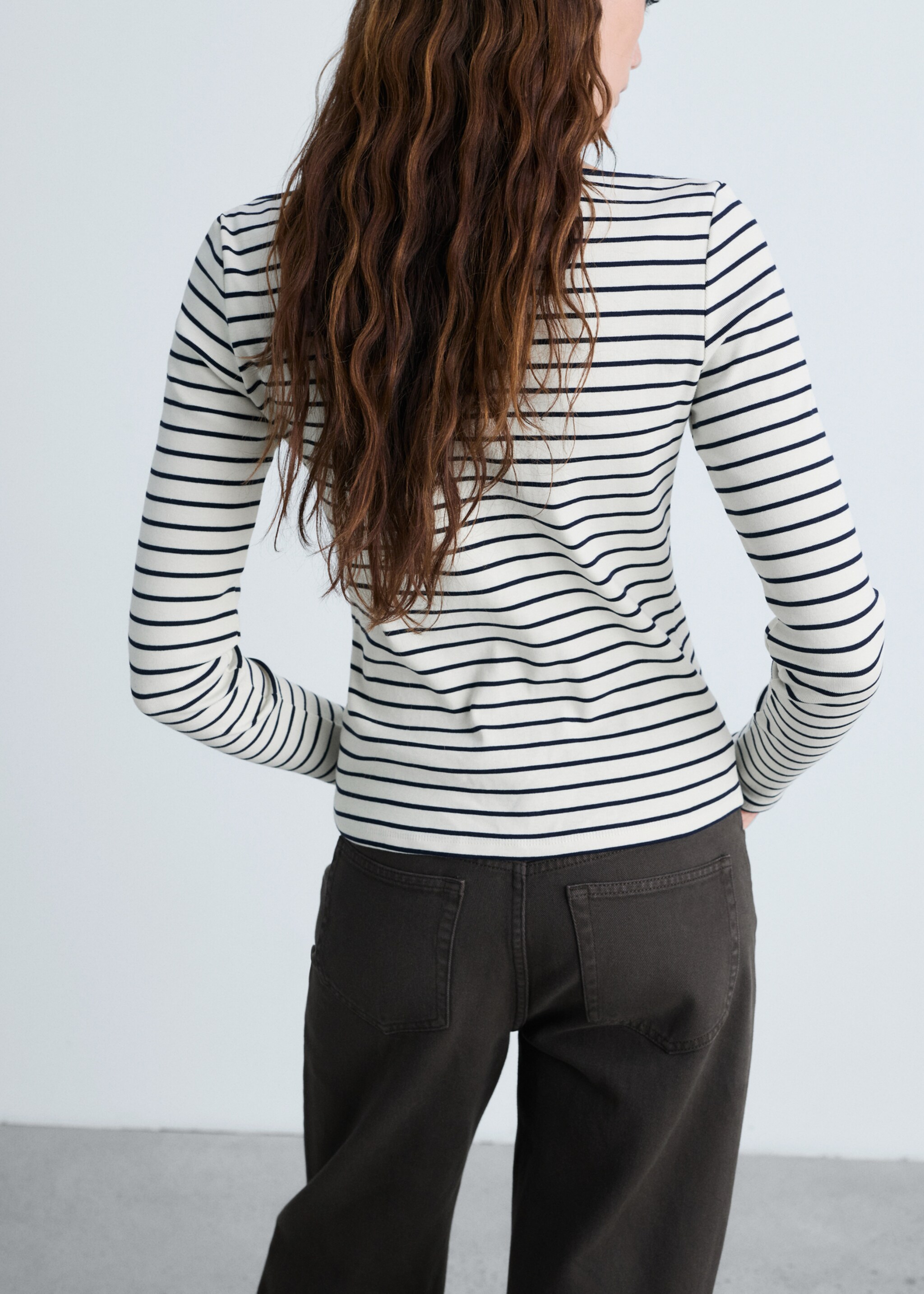 Gestreiftes T-Shirt mit Bateau-Ausschnitt - Rückseite des Artikels