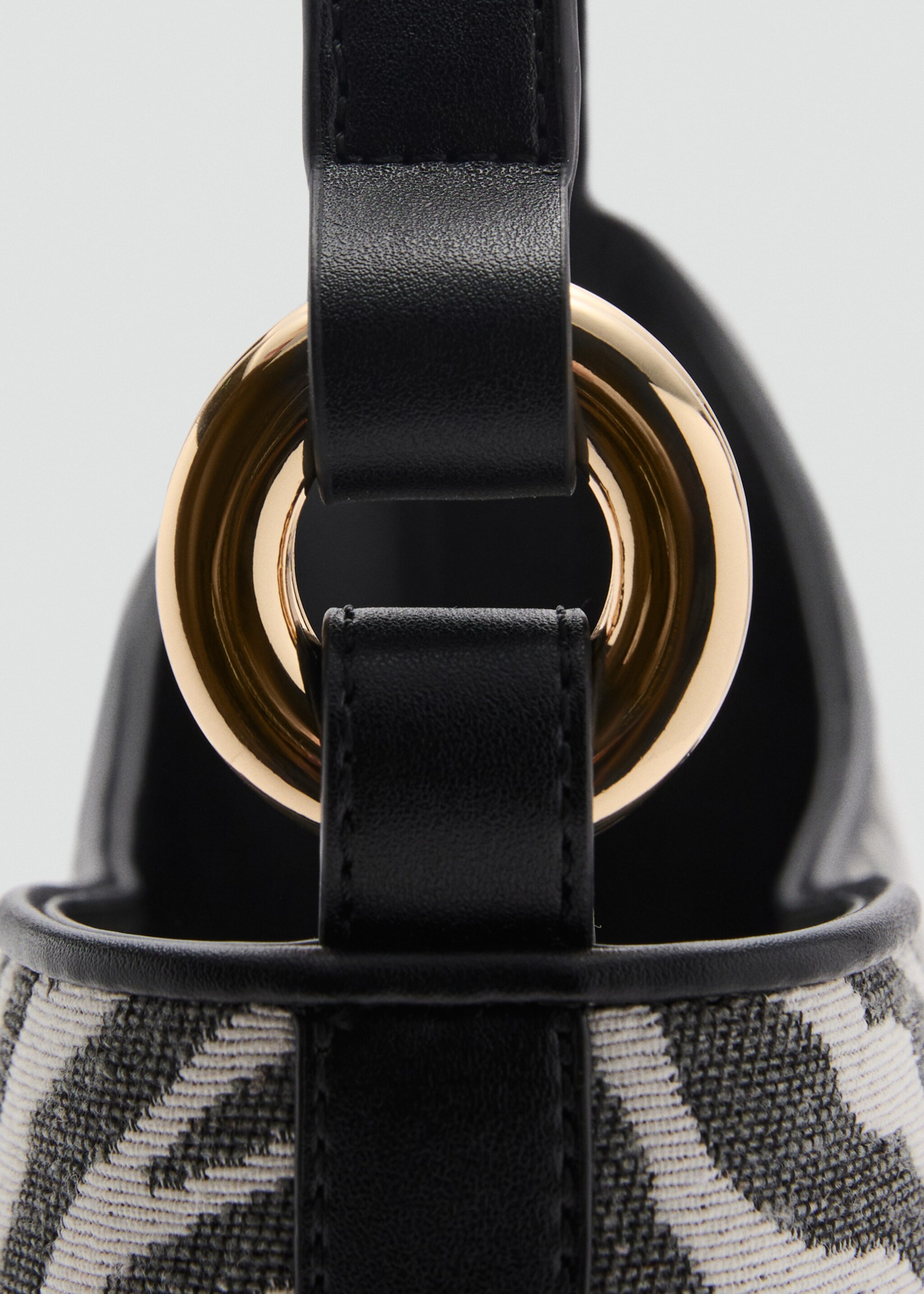 Large zebra-print bucket bag - Details of the article 3