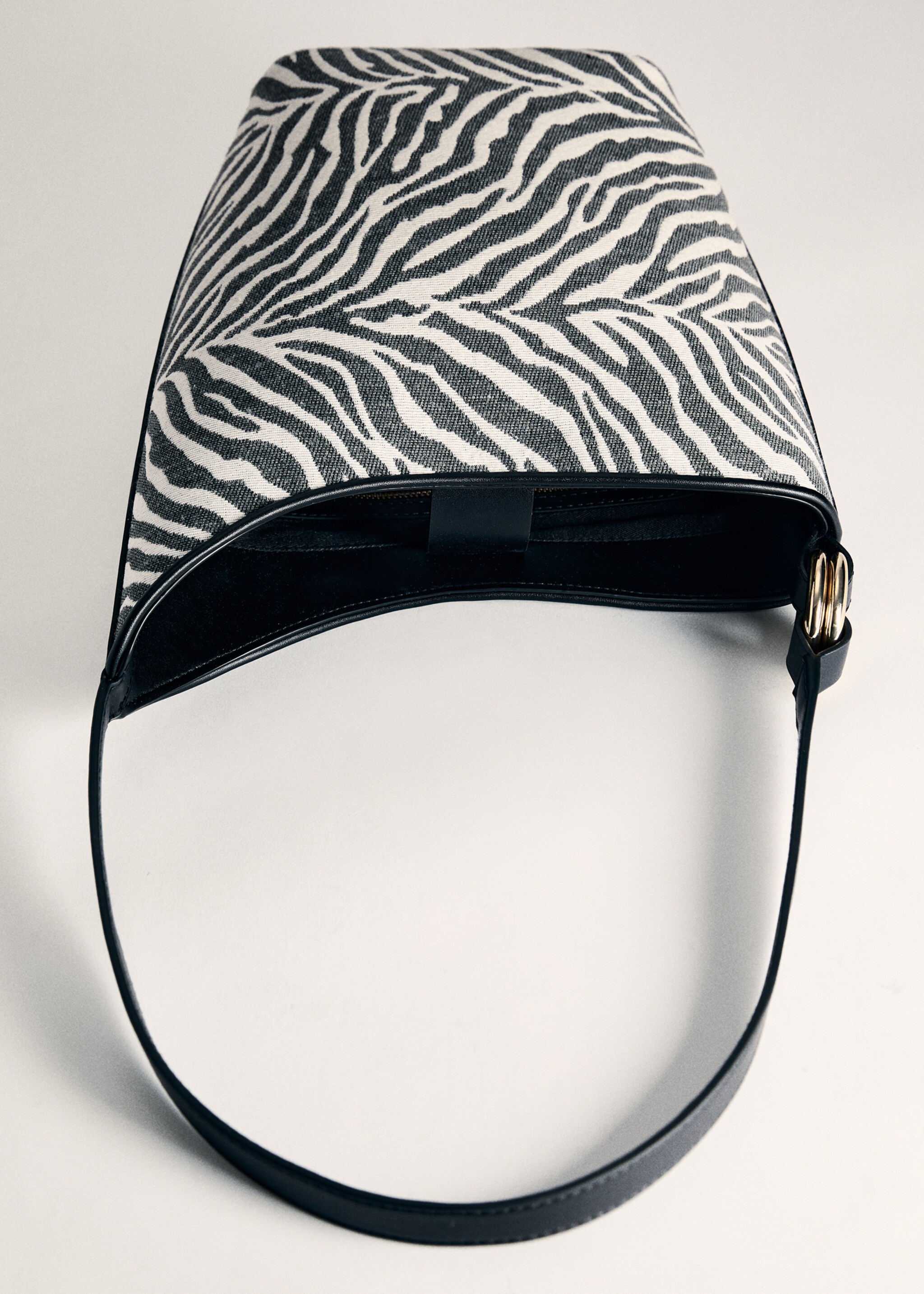 Large zebra-print bucket bag - Details of the article 5