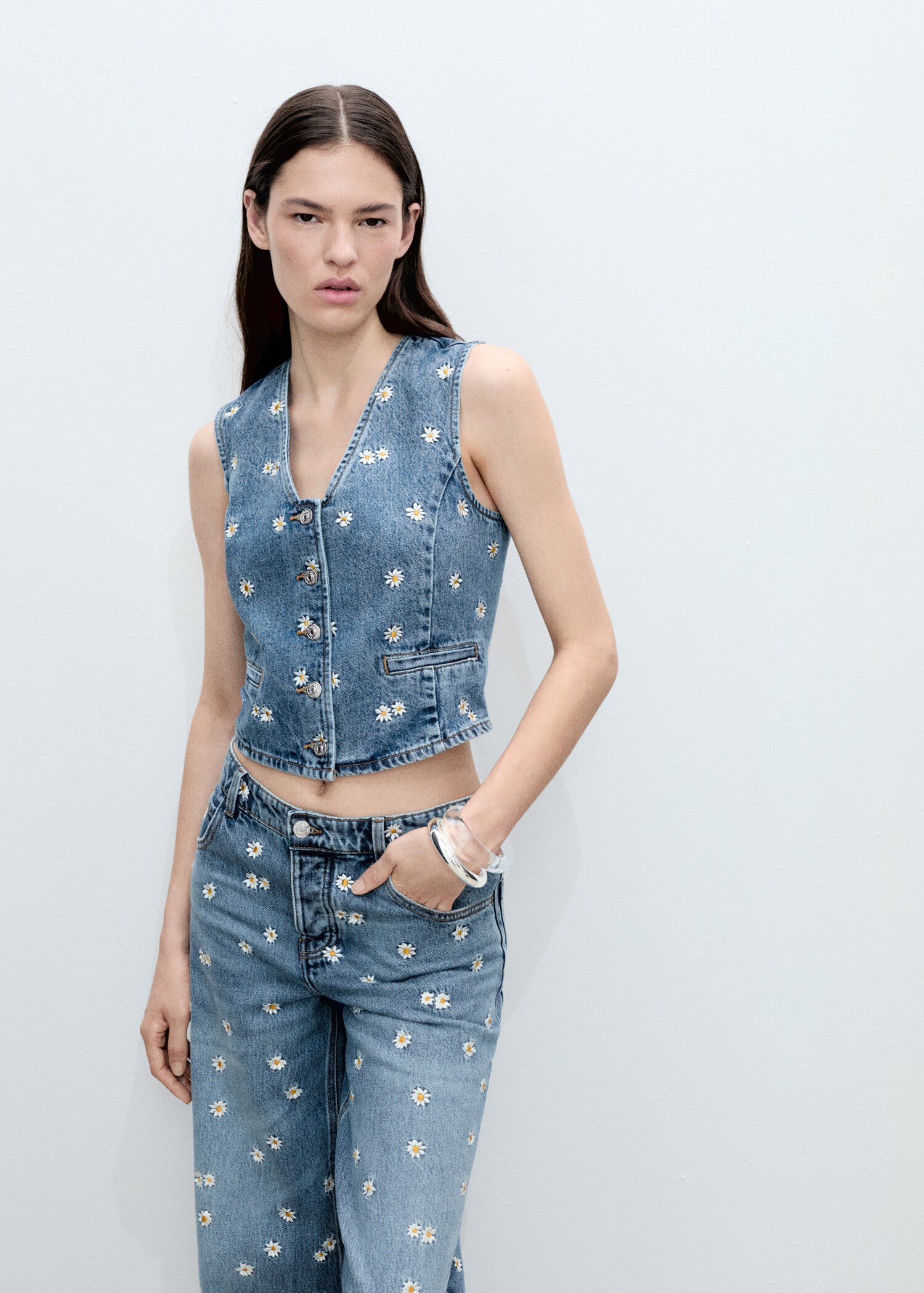 Chaleco crop bordado flores - Plano medio