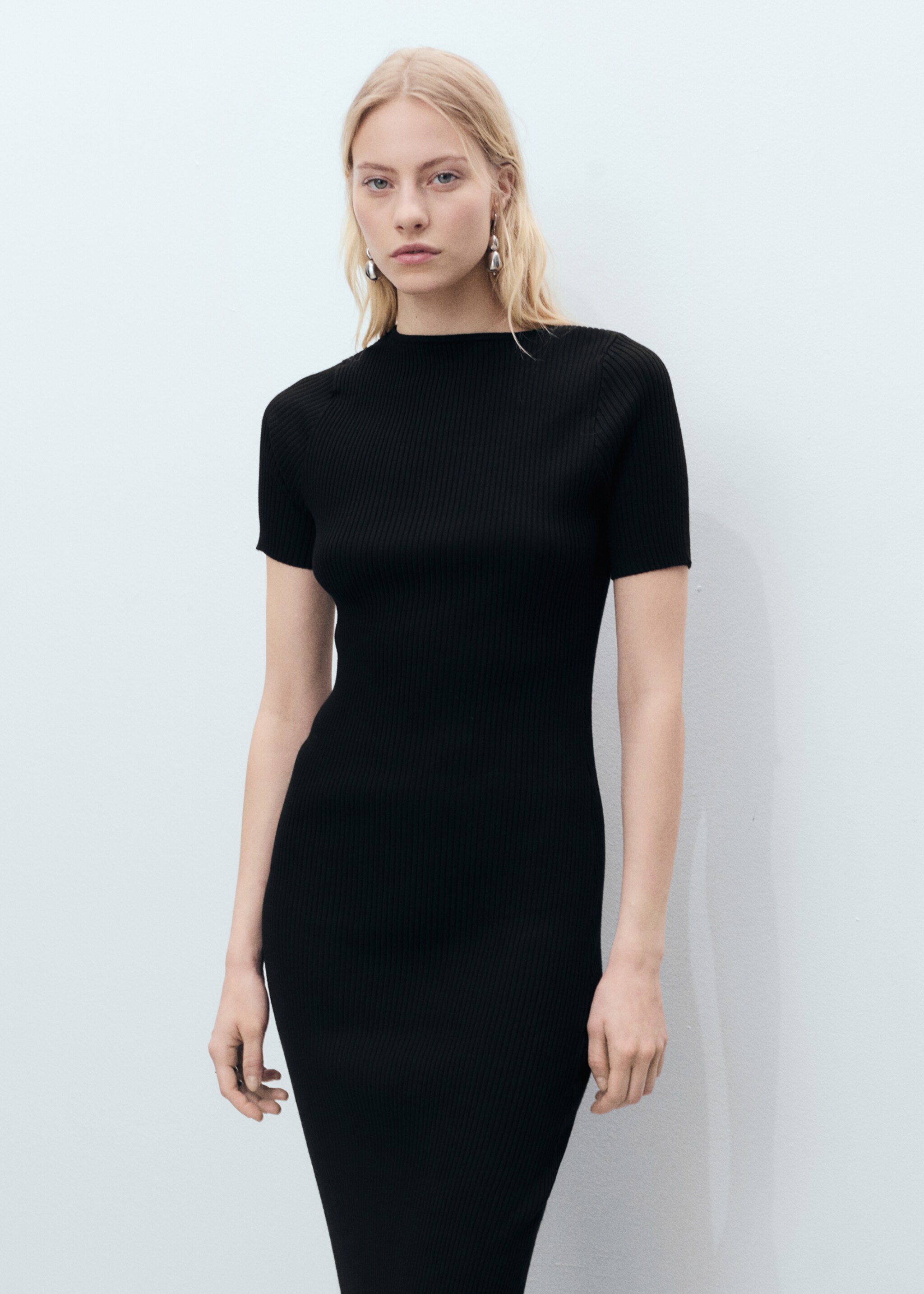 Vestido midi canalé escote abertura - Plano medio