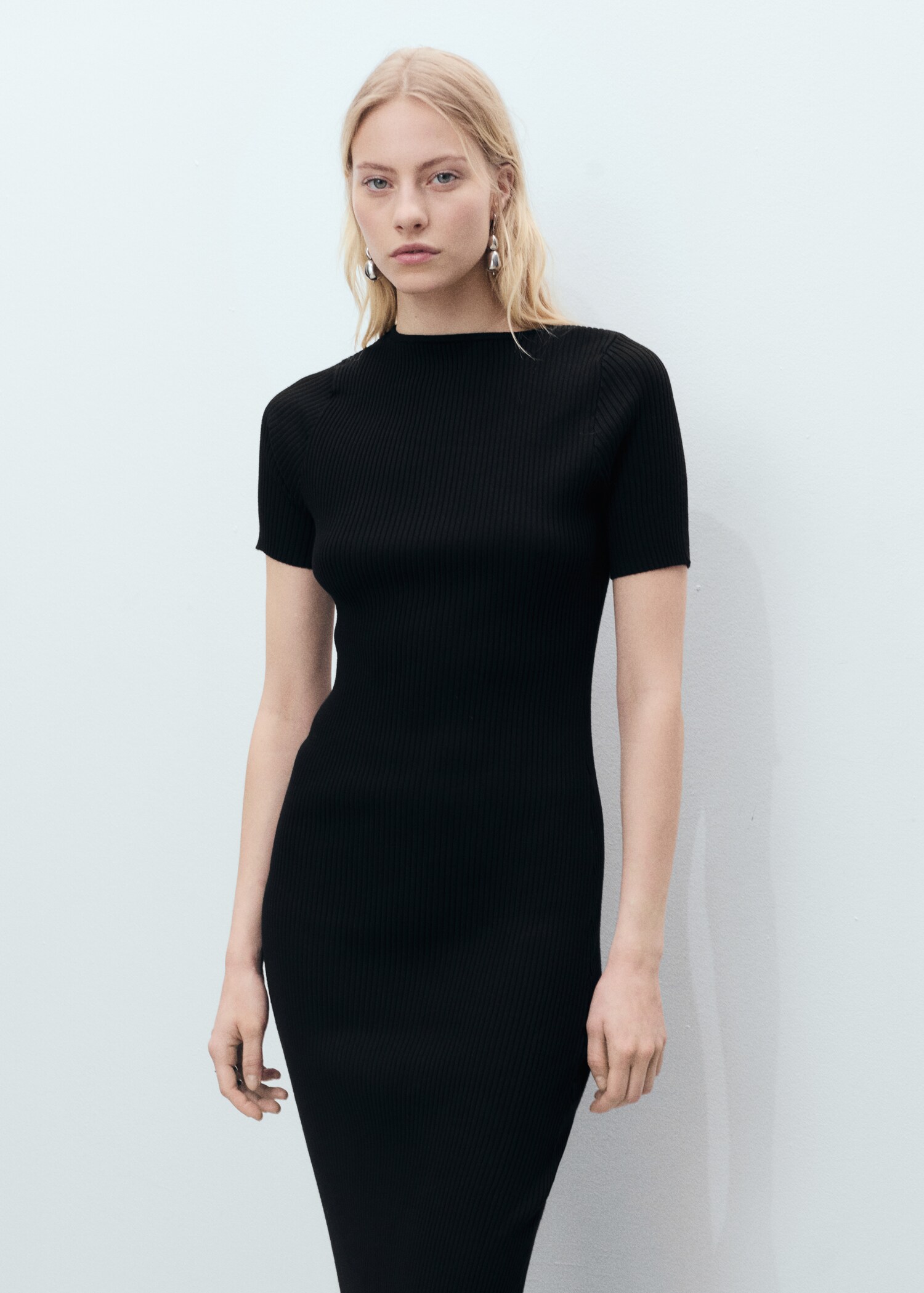 Vestido midi canalé escote abertura - Plano medio