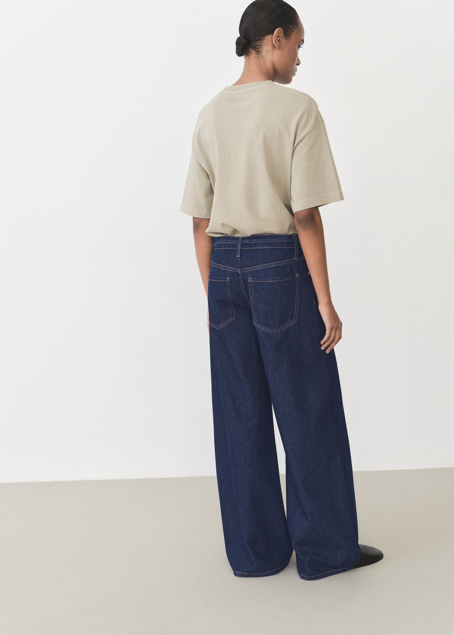 Low-rise wide-leg jeans with belt - Reverse of the article
