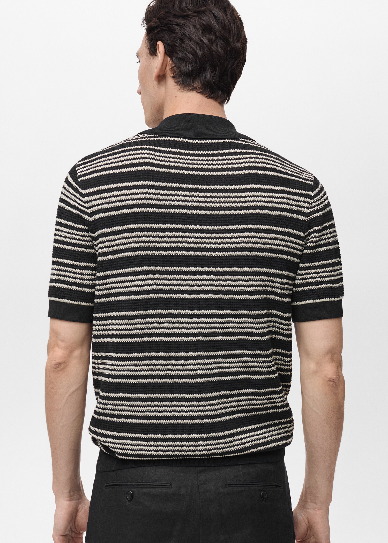 Gestreept gebreid poloshirt - Achterkant van het artikel