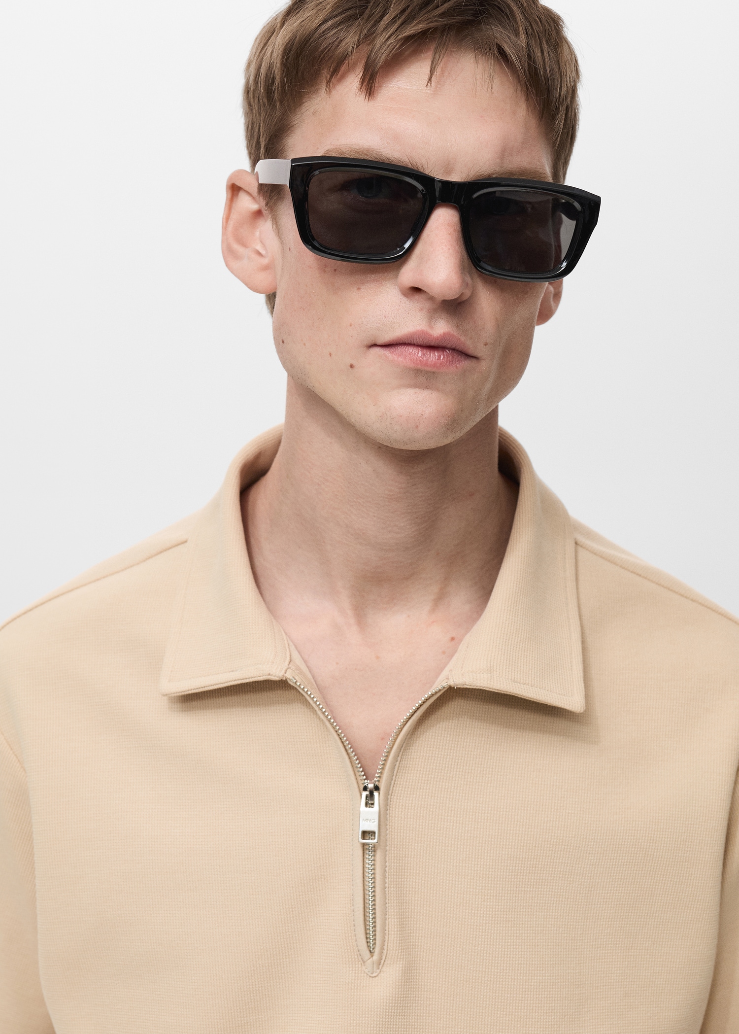 Structured polo shirt with zipper collar - Details of the article 1