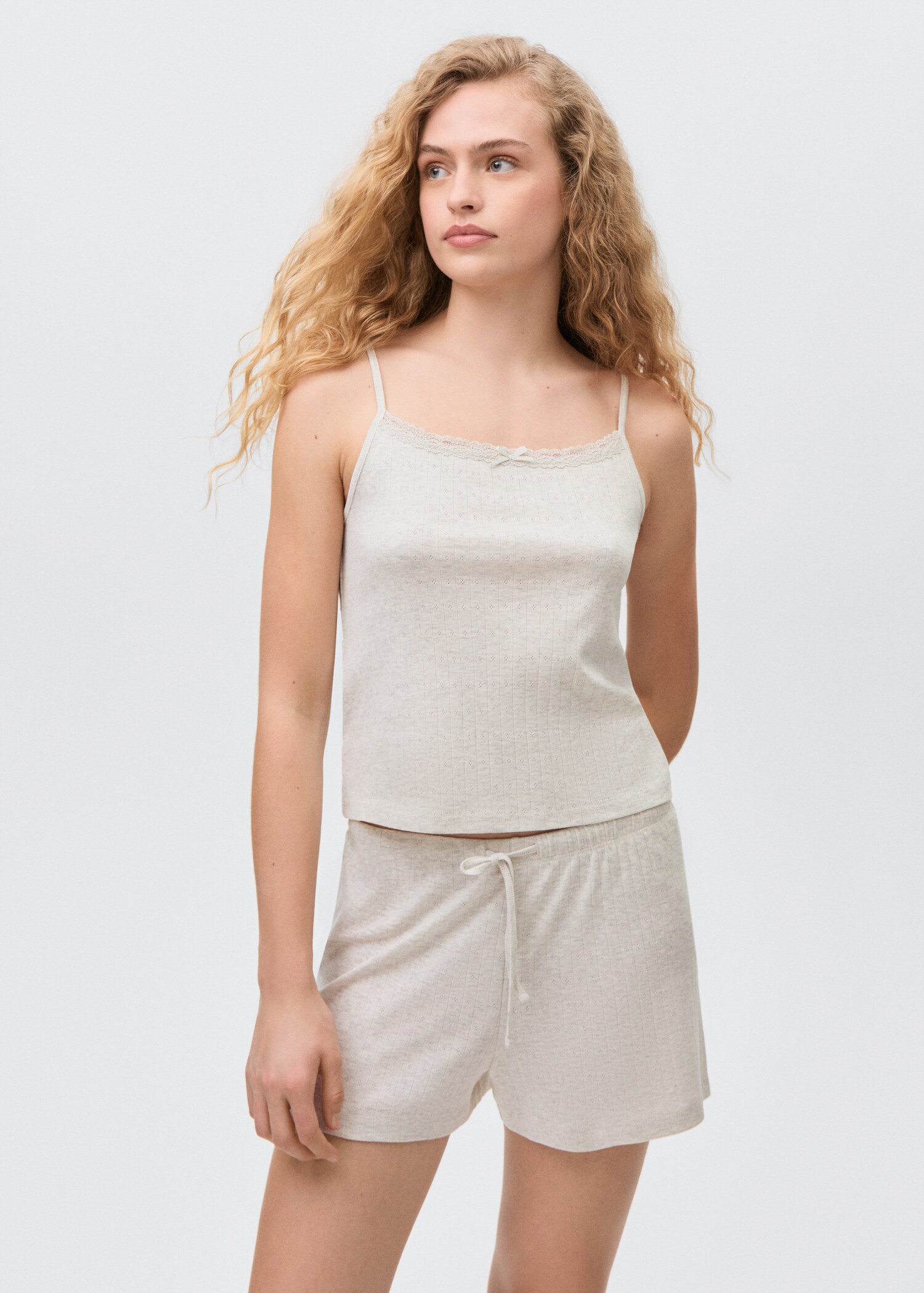 Lot pyjama en broderie suisse - Plan moyen