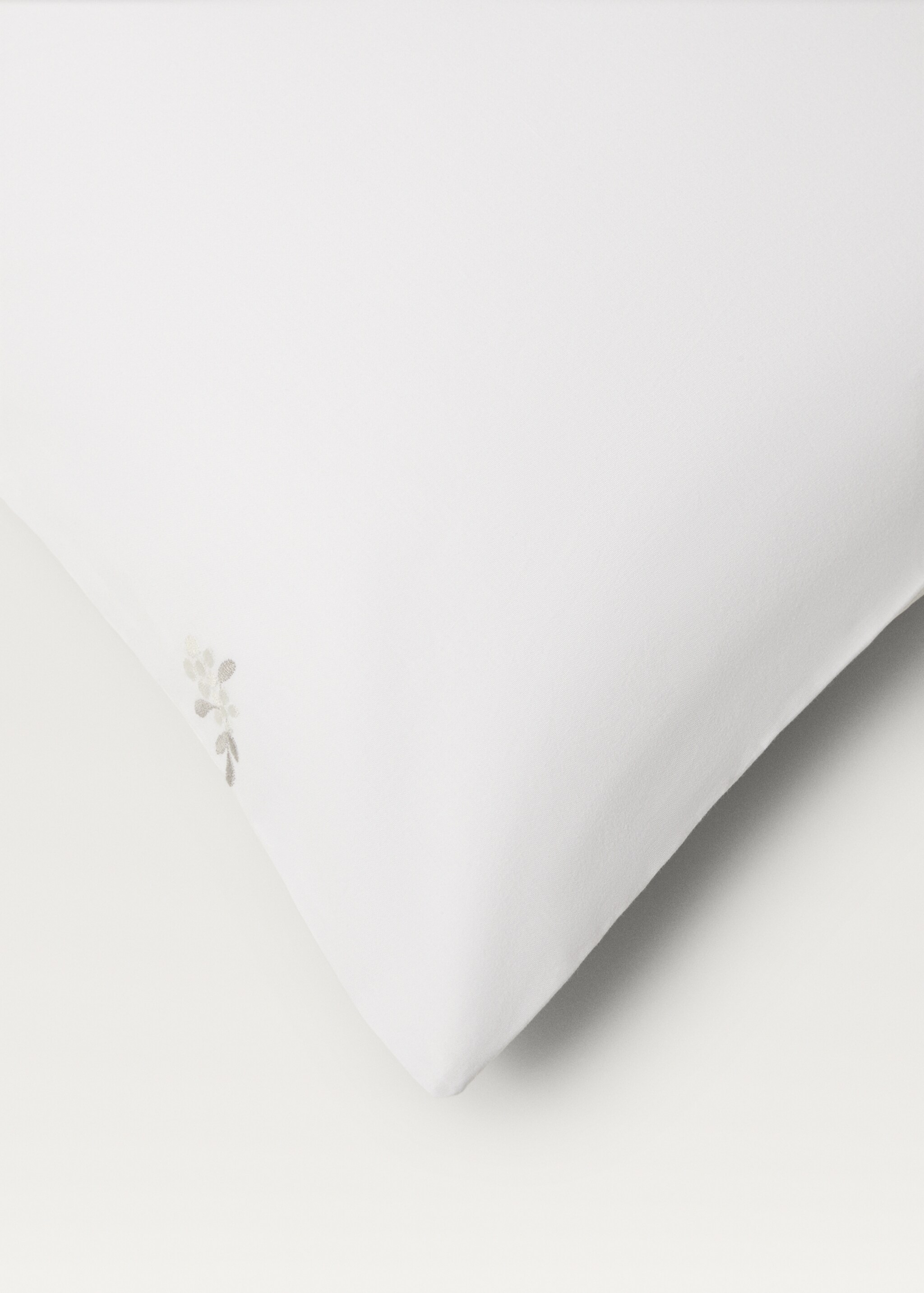 Mini-cot topper and pillow set with embroidered flower - Details of the article 2