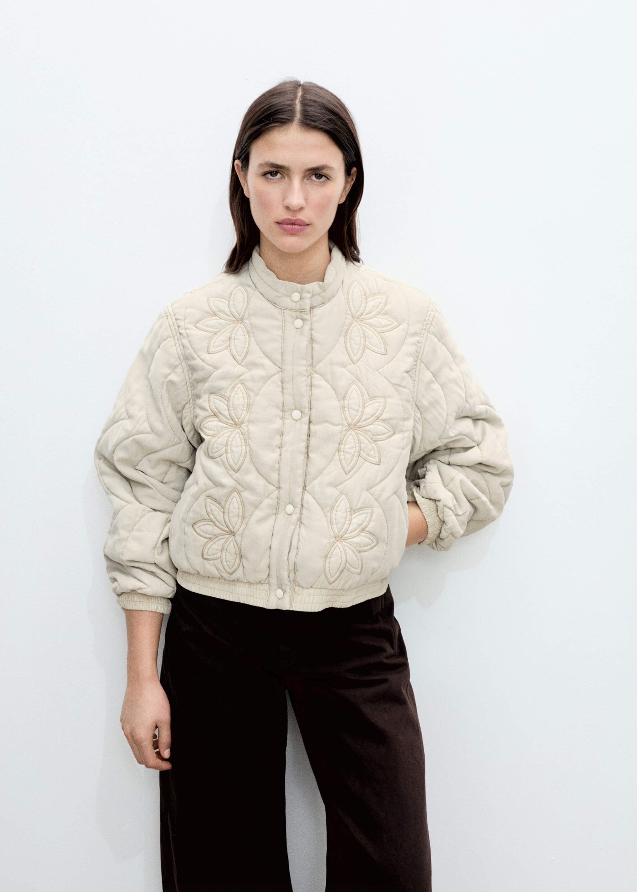 Veste matelassée broderie à fleurs - Plan moyen