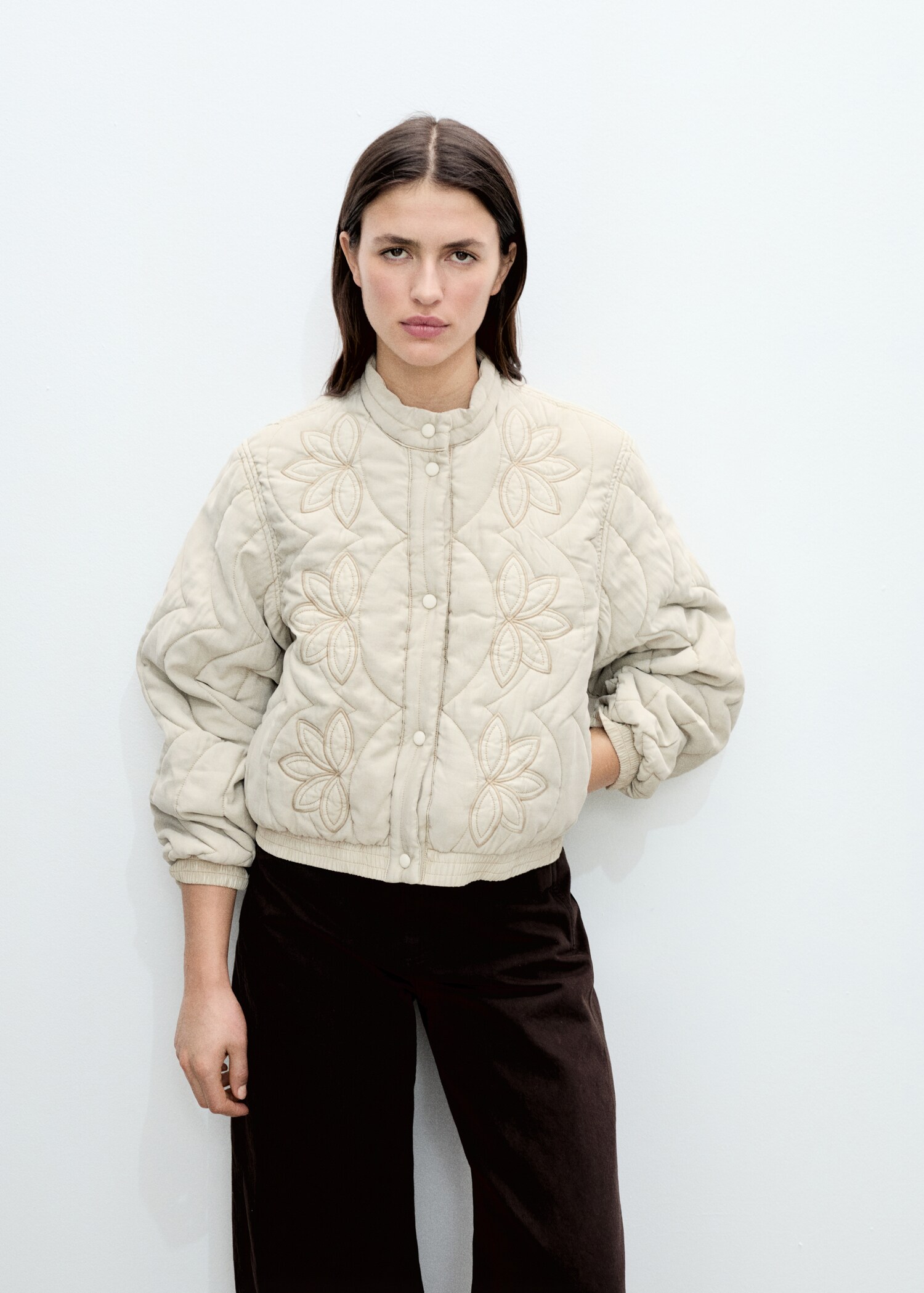 Chaqueta acolchada bordado flores - Plano medio