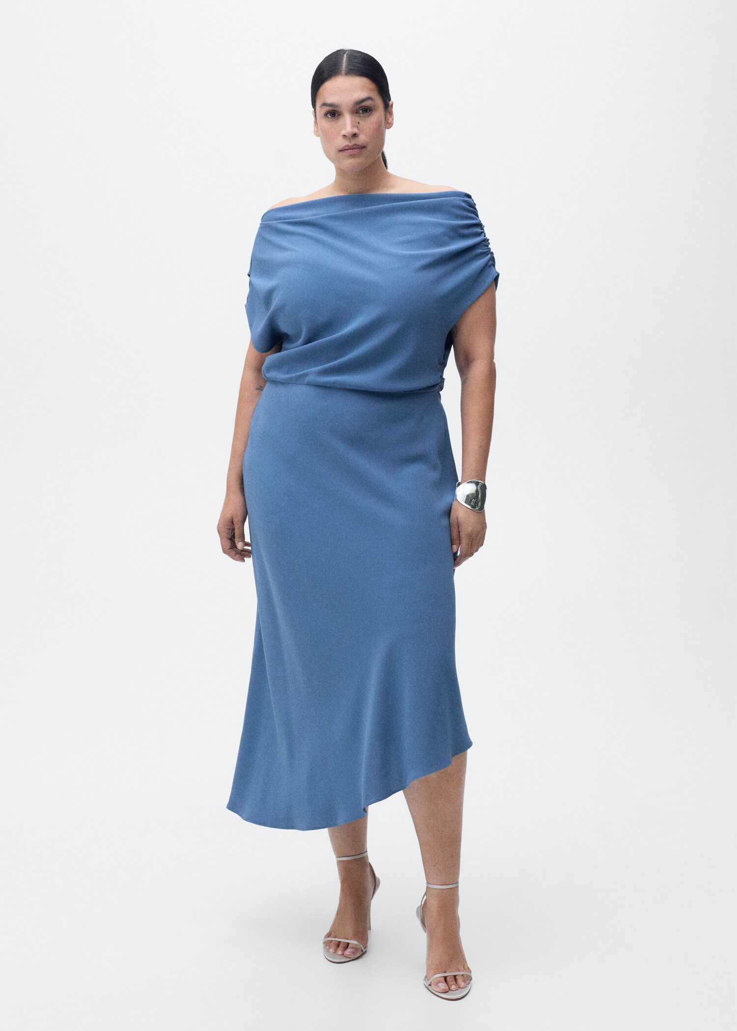 Midi-Kleid mit asymmetrischem Ausschnitt - Detail des Artikels 3