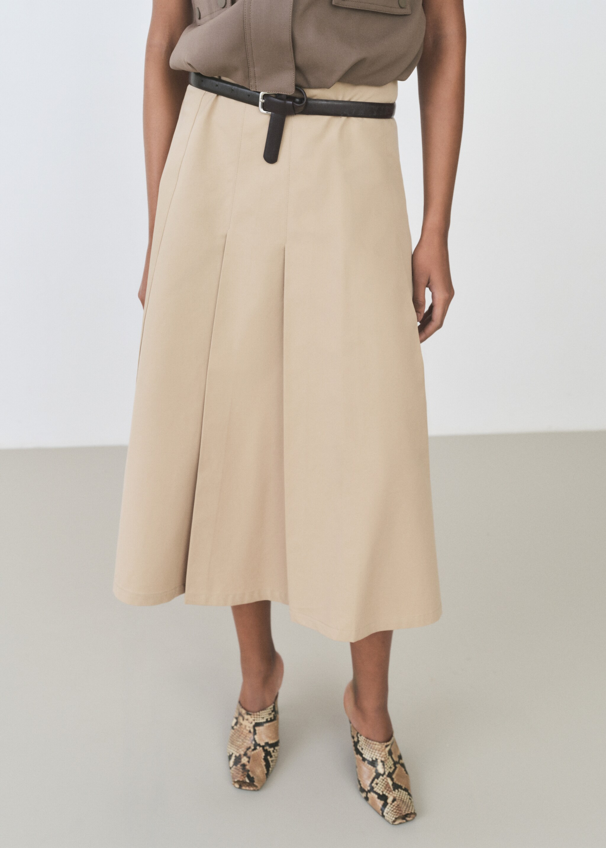 Flared skirt with pleated detail - Medium plane