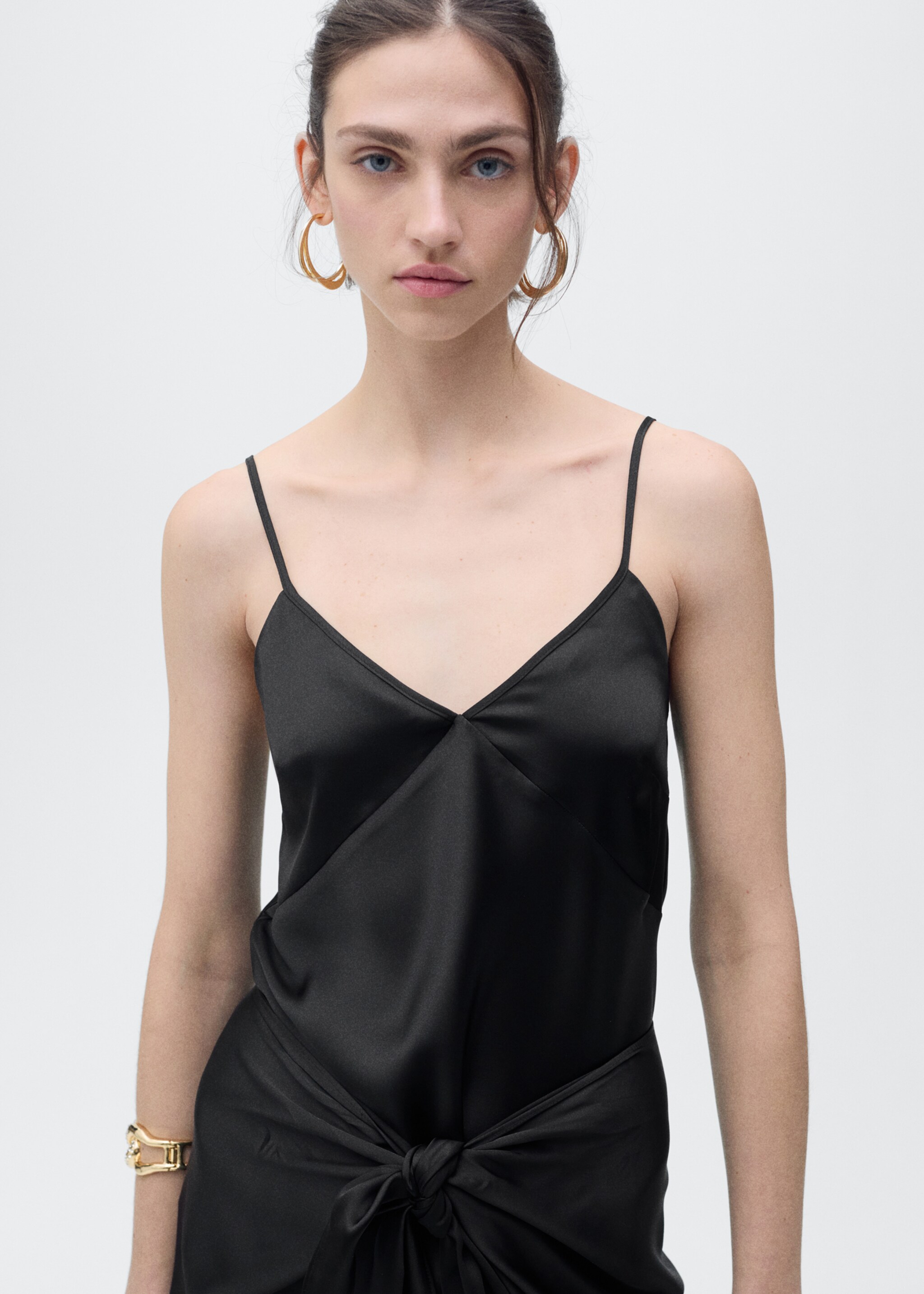 Top satinado cuello pico - Plano medio