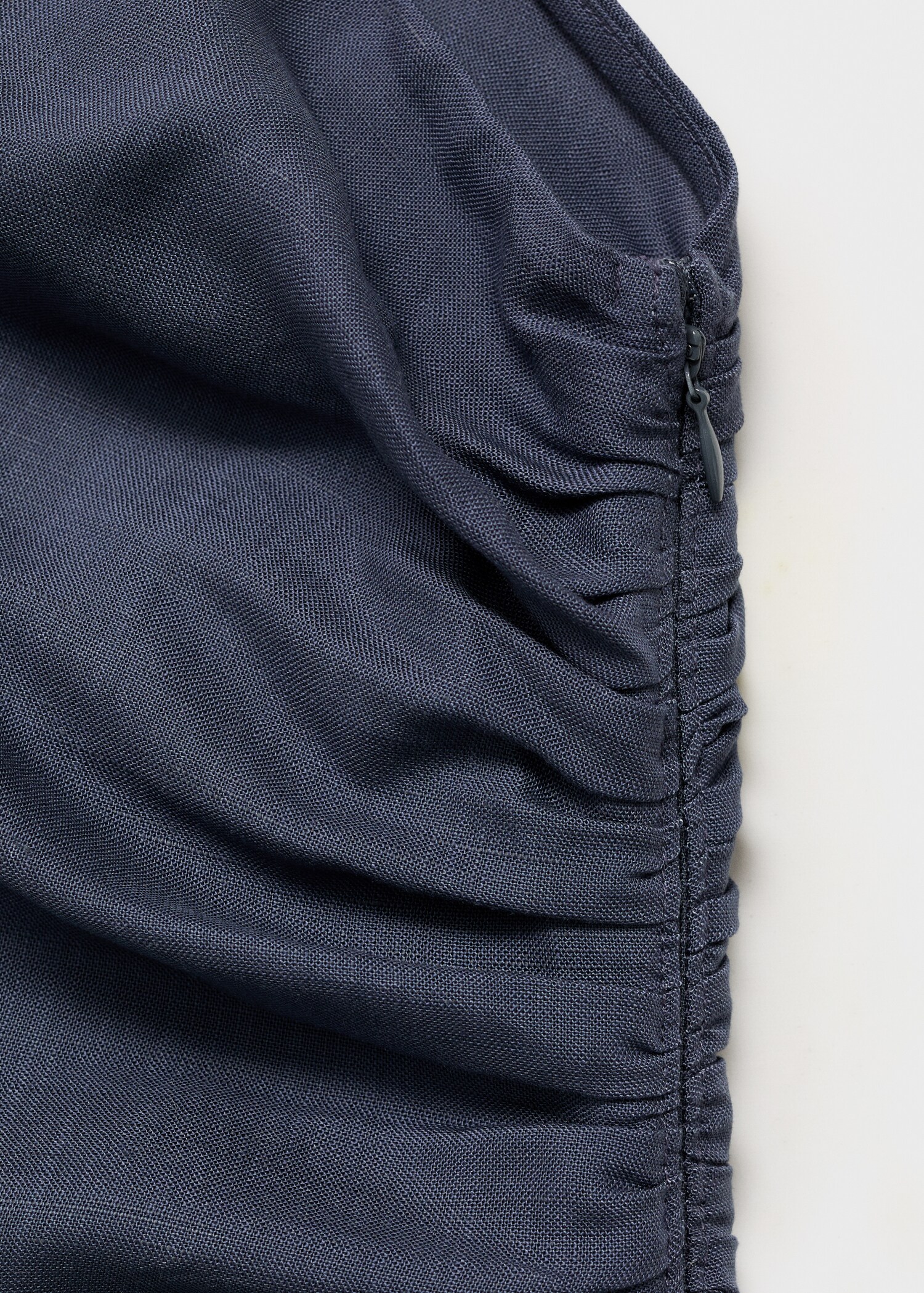 Asymmetrisches Kleid mit gerafften Details - Detail des Artikels 0