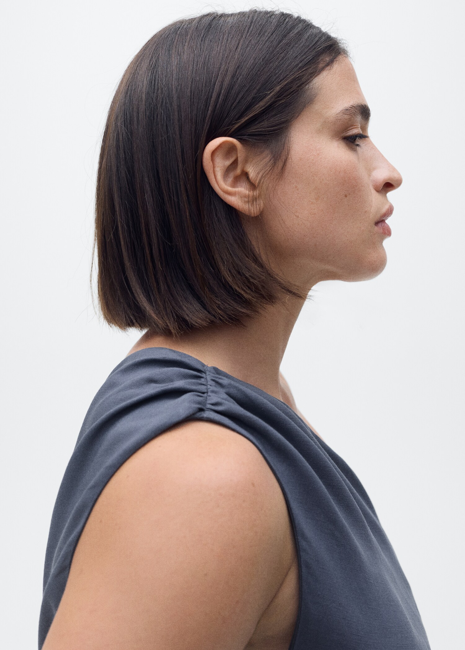 Asymmetrisches Kleid mit gerafften Details - Detail des Artikels 4
